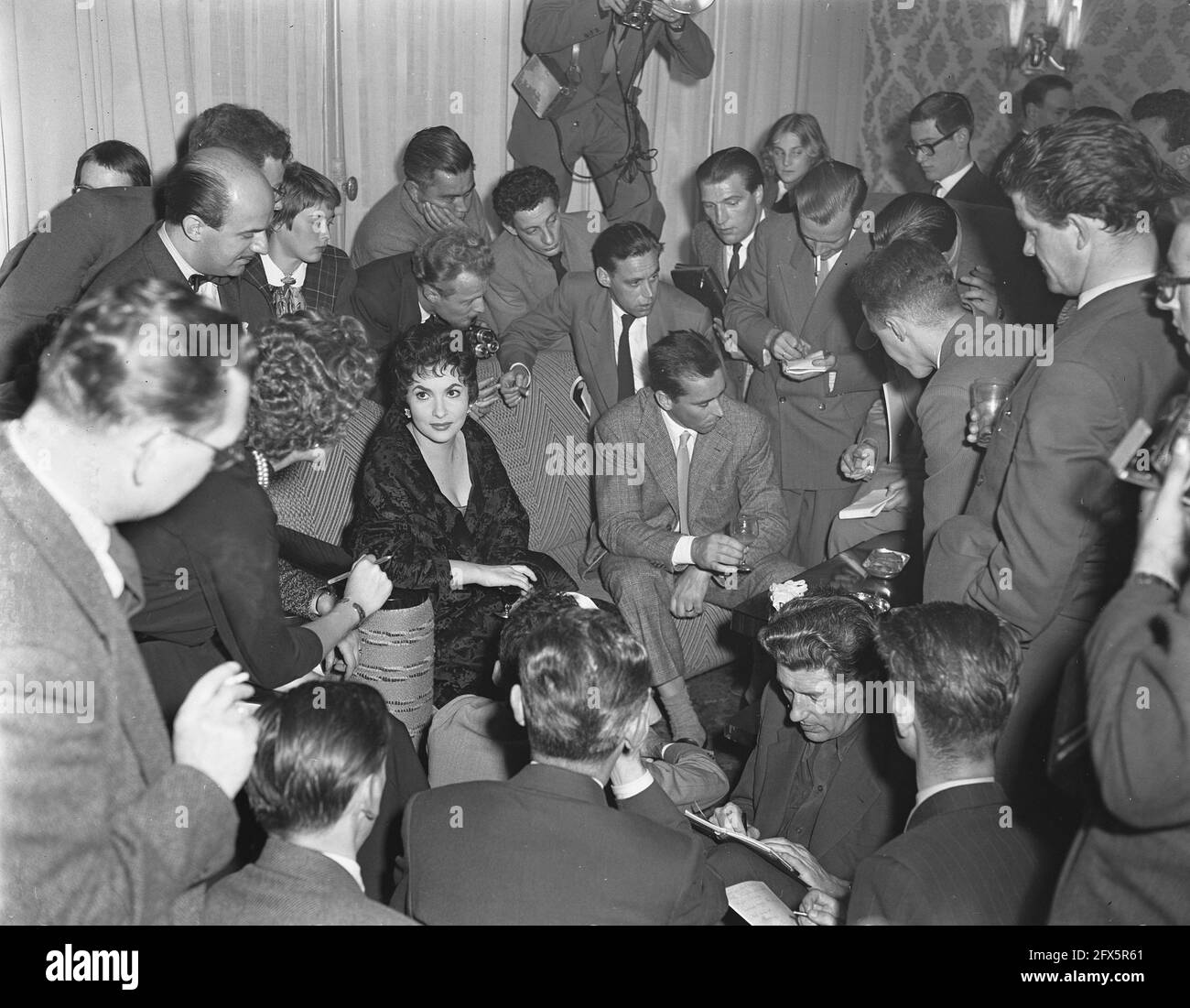 Gina Lolobrigida à Amsterdam, réception de l'hôtel Amstel, 21 octobre 1955, réceptions, Pays-Bas, Agence de presse du XXe siècle photo, nouvelles à retenir, documentaire, photographie historique 1945-1990, histoires visuelles, L'histoire humaine du XXe siècle, immortaliser des moments dans le temps Banque D'Images