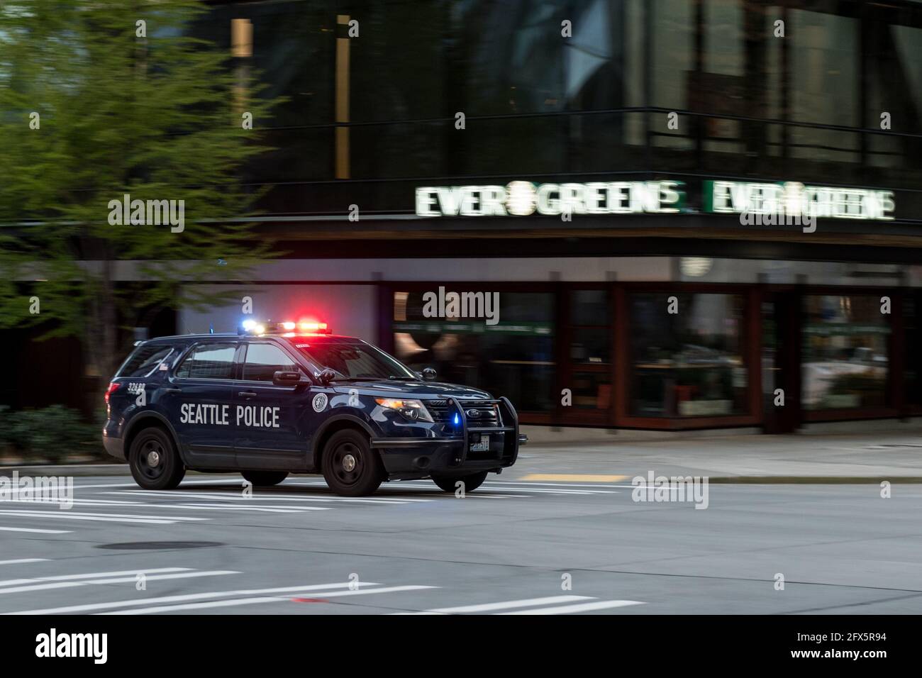 Seattle, États-Unis. 5 avril 2021. Une voiture de police qui passe devant  le campus Amazon à South Lake Union Photo Stock - Alamy