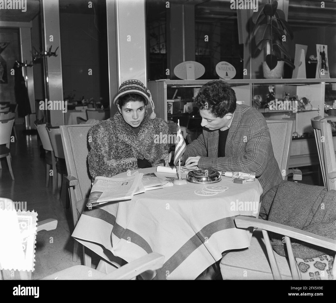 Arrivée Vanja Orico (star brésilienne du cinéma), 7 février 1954, arrivées, actrices, Stars de cinéma, pays-Bas, agence de presse du XXe siècle photo, news to remember, documentaire, photographie historique 1945-1990, histoires visuelles, L'histoire humaine du XXe siècle, immortaliser des moments dans le temps Banque D'Images