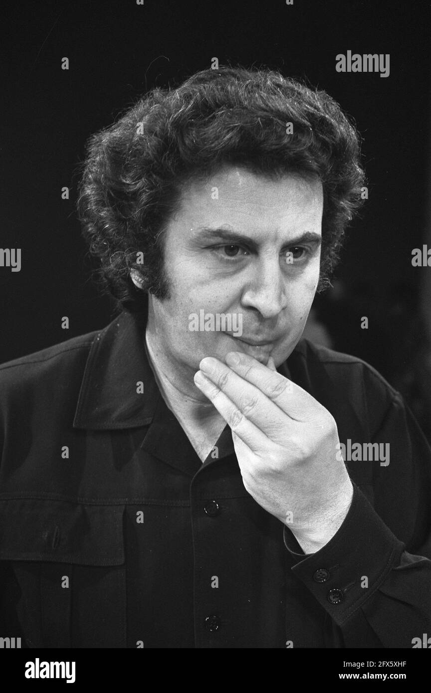 Le compositeur grec Mikis Theodorakis aux pays-Bas, Theodorakis en studio de télévision, titre, 23 janvier 1972, compositeurs, Pays-Bas, Agence de presse du XXe siècle photo, nouvelles à retenir, documentaire, photographie historique 1945-1990, histoires visuelles, L'histoire humaine du XXe siècle, immortaliser des moments dans le temps Banque D'Images