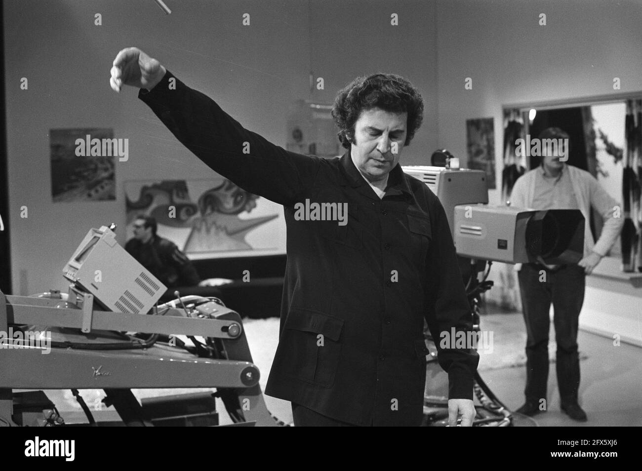 Compositiste grec Mikis Theodorakis aux pays-Bas, Theodorakis dirige, 23 janvier 1972, compositeurs, Pays-Bas, Agence de presse du XXe siècle photo, nouvelles à retenir, documentaire, photographie historique 1945-1990, histoires visuelles, L'histoire humaine du XXe siècle, immortaliser des moments dans le temps Banque D'Images
