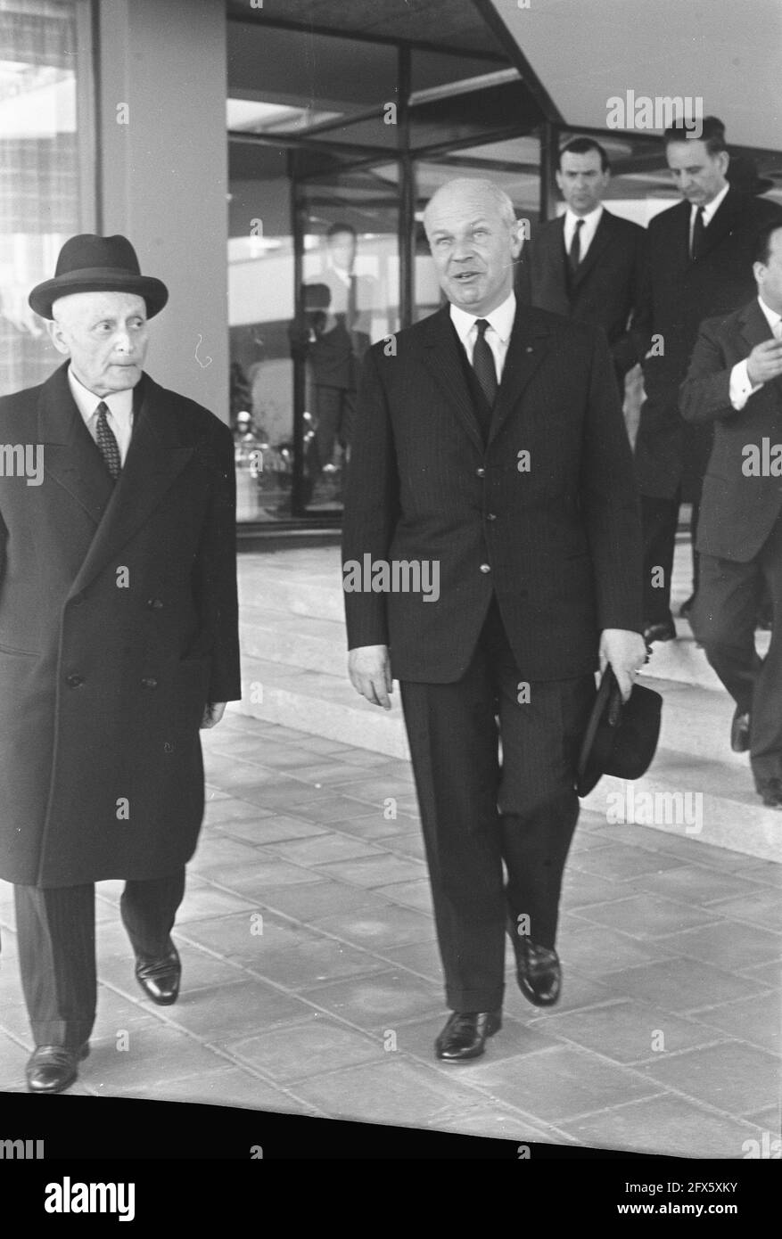 Le ministre grec des Affaires étrangères Pipinelis à l'aéroport de Schiphol, à gauche, Van Tiel Covels, directeur du protocole pour les affaires étrangères, 16 avril 1968, ministres, pays-Bas, agence de presse du xxe siècle photo, nouvelles à retenir, documentaire, photographie historique 1945-1990, histoires visuelles, L'histoire humaine du XXe siècle, immortaliser des moments dans le temps Banque D'Images