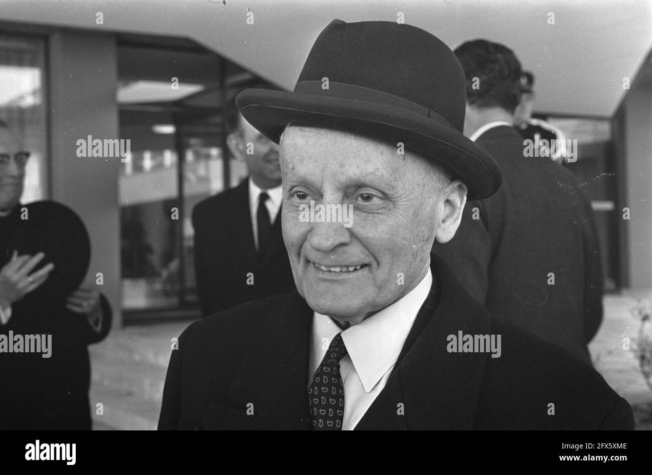 Le ministre grec des Affaires étrangères Pipinelis à l'aéroport de Schiphol. Ministre Pipinelis, 16 avril 1968, ministres, pays-Bas, agence de presse du xxe siècle photo, nouvelles à retenir, documentaire, photographie historique 1945-1990, histoires visuelles, L'histoire humaine du XXe siècle, immortaliser des moments dans le temps Banque D'Images