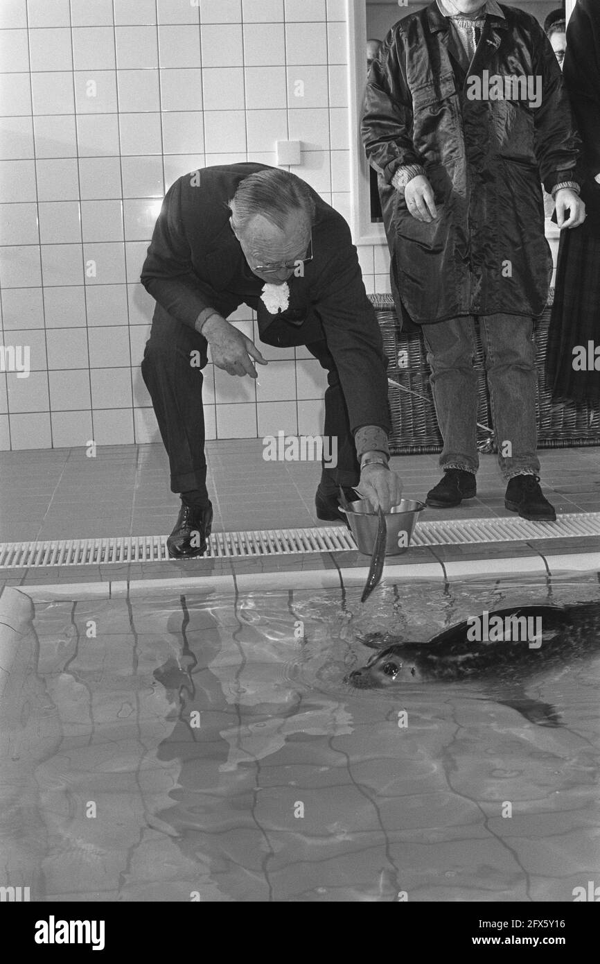 Le Prince Bernhard a ouvert un nouveau sanctuaire de phoques en partie à Pieterburen; le Prince Bernhard donne du hareng au phoque, le 8 décembre 1986, ouvertures, sanctuaires, princes, pays-Bas, agence de presse du XXe siècle photo, news to remember, documentaire, photographie historique 1945-1990, histoires visuelles, L'histoire humaine du XXe siècle, immortaliser des moments dans le temps Banque D'Images