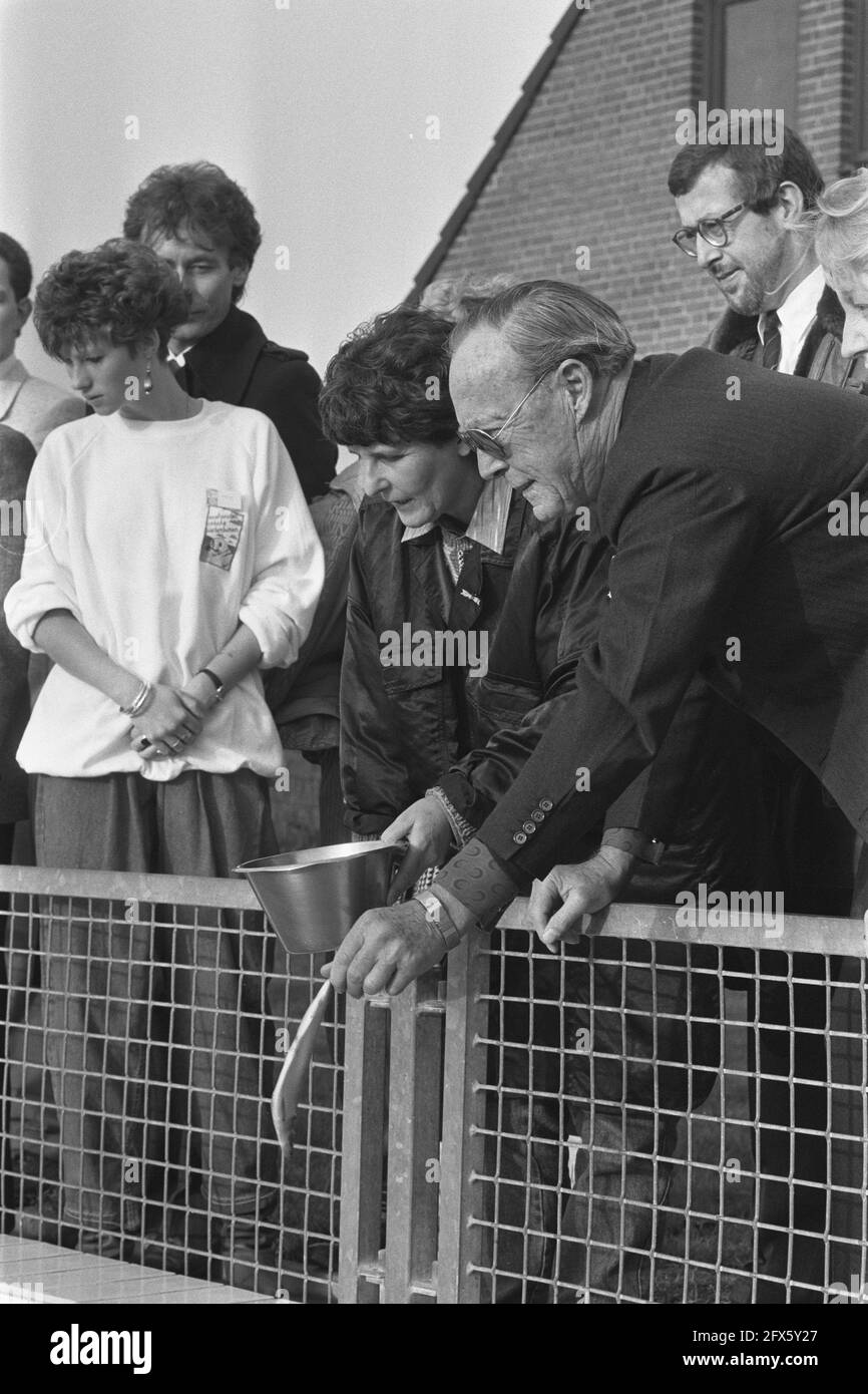 Le Prince Bernhard a ouvert un nouveau sanctuaire de phoques en partie à Pieterburen; le Prince Bernhard et Lenie t Hart, 8 décembre 1986, ouvertures, sanctuaires, princes, pays-Bas, agence de presse du XXe siècle photo, news to remember, documentaire, photographie historique 1945-1990, histoires visuelles, L'histoire humaine du XXe siècle, immortaliser des moments dans le temps Banque D'Images