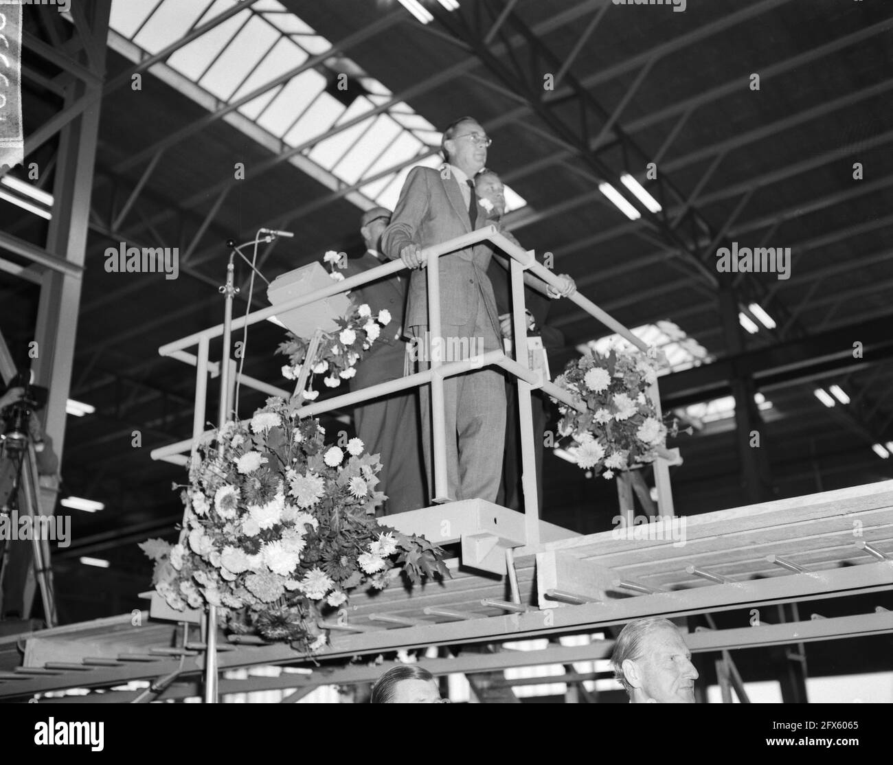 Le Prince Bernhard a ouvert à Zaandam la nouvelle usine Indeco Coignet NV, le Prince regarde le modèle des maisons, septembre 28 1964, usines, ouvertures, princes, Pays-Bas, Agence de presse du XXe siècle photo, nouvelles à retenir, documentaire, photographie historique 1945-1990, histoires visuelles, L'histoire humaine du XXe siècle, immortaliser des moments dans le temps Banque D'Images