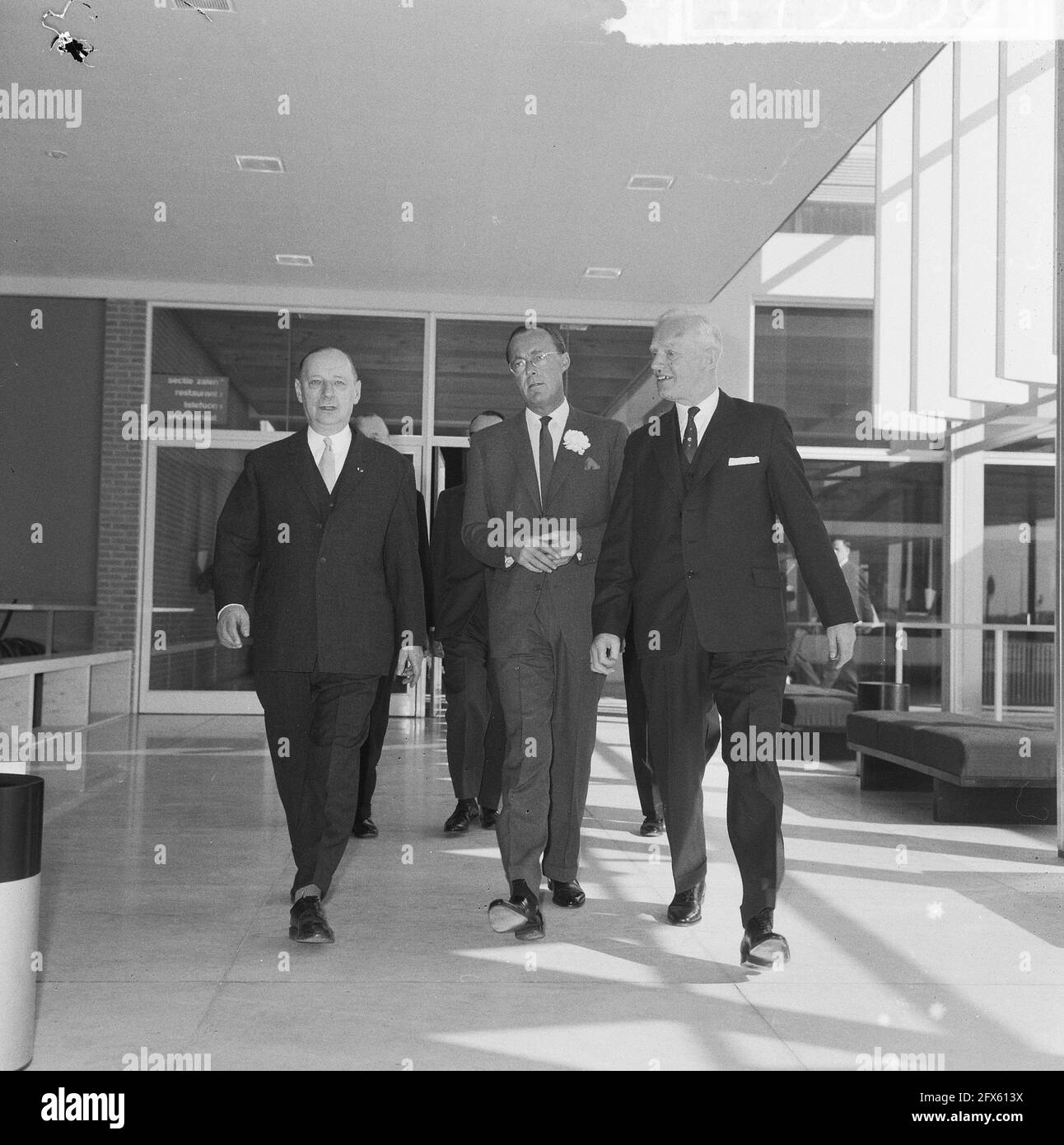 L'ouverture du Prince Bernhard a assisté aux séjours internationaux de Siderurgie 1965 au Congrès RAI, de gauche à droite M. Caheau, P., 29 mars 1965, ouvertures, Pays-Bas, Agence de presse du XXe siècle photo, nouvelles à retenir, documentaire, photographie historique 1945-1990, histoires visuelles, L'histoire humaine du XXe siècle, immortaliser des moments dans le temps Banque D'Images