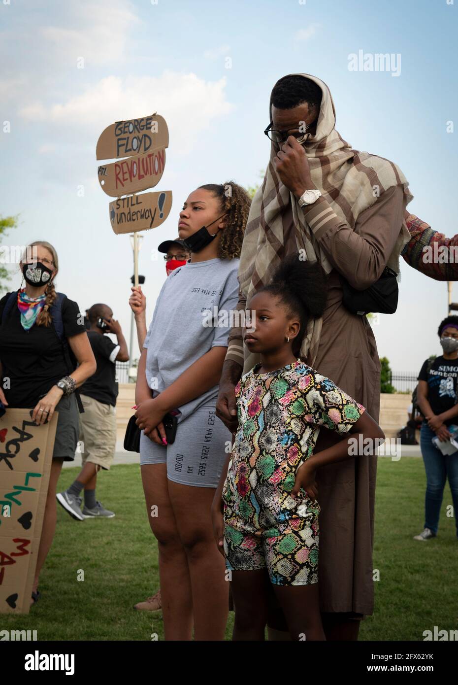 25 mai 2021 : Stephen Jackson, ancien joueur de la NBA et ami de la famille George Floyd, se tient avec ses filles pendant qu'il essuye les larmes lors du rassemblement « My Daddy Changed the World » et marche vers le bâtiment du Capitole de l'État de Géorgie à Atlanta. Les manifestants ont rendu hommage à George Floyd et à d'autres personnes de la région qui ont été tuées par balle dans des meurtres commis par la police. Jackson, l'un des visages les plus visibles sur la ligne de front pour protester contre le meurtre d'FloydÃs par un policier de Minneapolis, a appelé Floyd son jumeau et son frère. Ils s'étaient connus pour grandir à Houston. Credit: Robin Rayne/ZUMA Wire/Alay Live News Banque D'Images