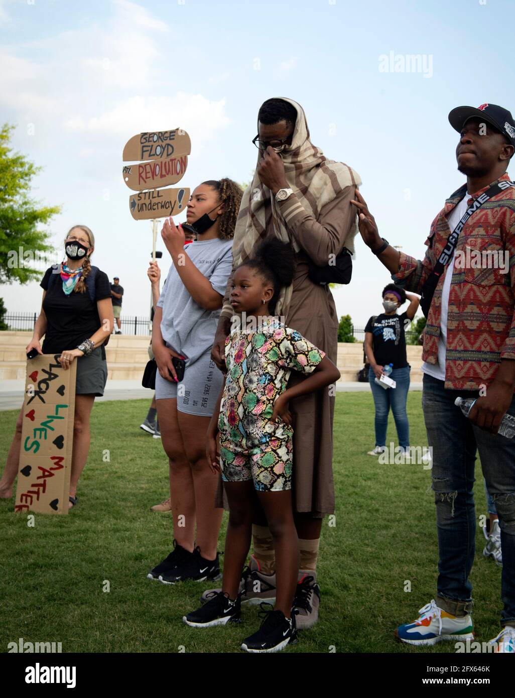 25 mai 2021, Atlanta, GA : Stephen Jackson, ancien joueur de la NBA et ami de la famille George Floyd, se tient avec des filles pendant qu'il essuye les larmes lors du rassemblement « My Daddy Changed the World » et marche vers le bâtiment du Capitole de l'État de Géorgie à Atlanta. Les manifestants ont rendu hommage à George Floyd et à d'autres personnes de la région qui ont été tuées par balle dans des meurtres commis par la police. Jackson, l'un des visages les plus visibles sur la ligne de front pour protester contre le meurtre d'FloydÃs par un policier de Minneapolis, a appelé Floyd son jumeau et son frère. Ils s'étaient connus pour grandir à Houston. (Credit image: © Robin Rayne/ZUMA Wir Banque D'Images