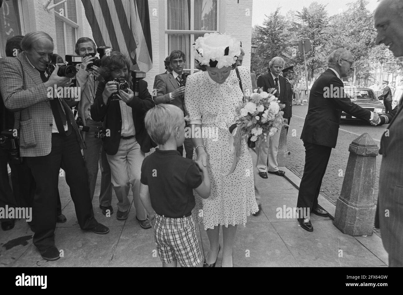 Sa Majesté visite l'exposition Maisons de la Haye d'Orange dans le studio Pulchri à la Haye, 14 août 1981, reines, expositions, Pays-Bas, Agence de presse du XXe siècle photo, nouvelles à retenir, documentaire, photographie historique 1945-1990, histoires visuelles, L'histoire humaine du XXe siècle, immortaliser des moments dans le temps Banque D'Images