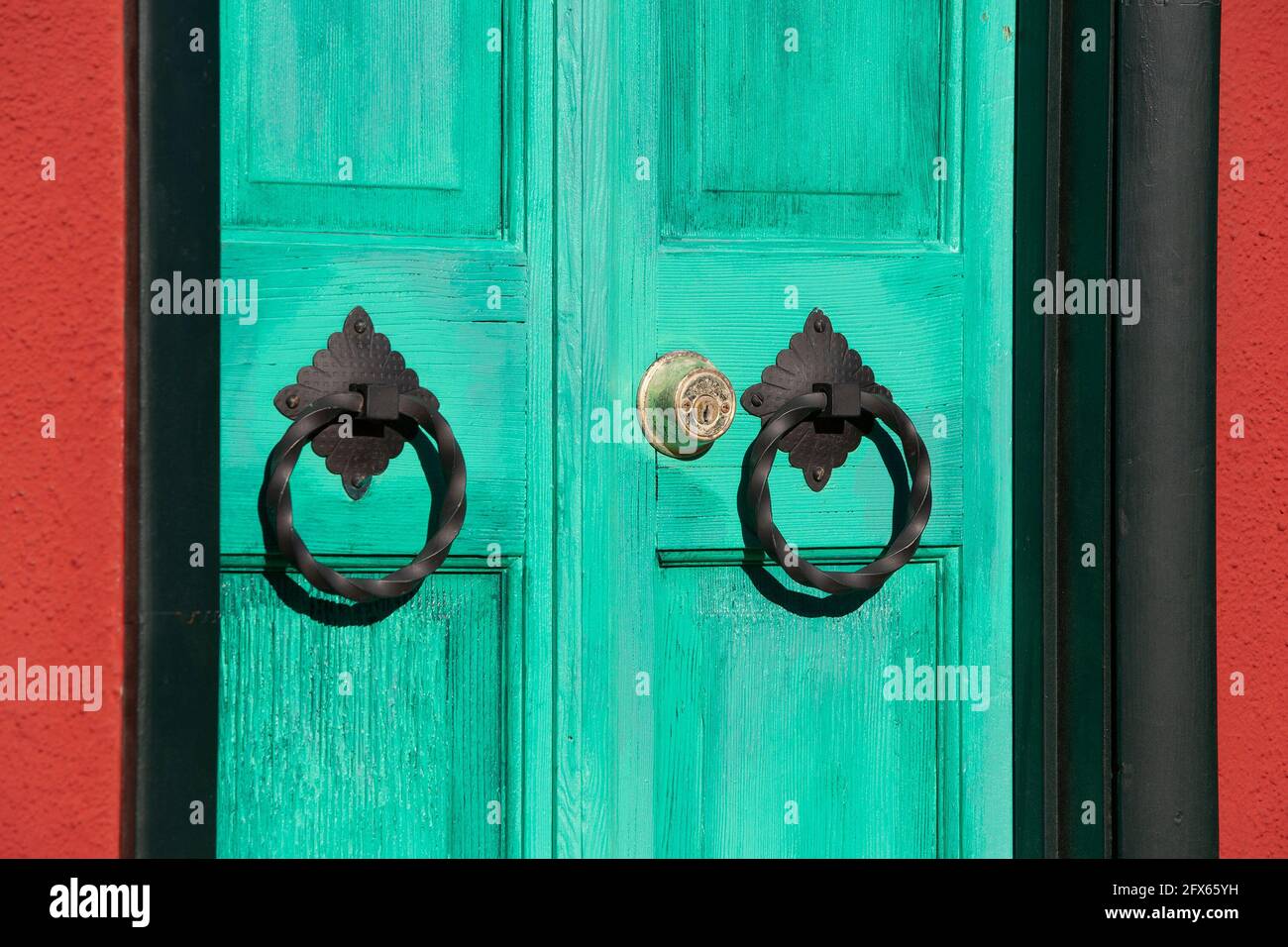 Porte en bois d'aigue-marine avec porte décorative à l'extérieur de la maison à Barrio Viejo, le vieux quartier historique de Tucson Banque D'Images