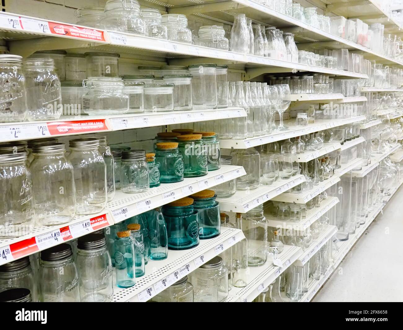 Récipients en verre à vendre pour la doublure des étagères dans un magasin de détail. Maple Ridge, B. C., Canada. Banque D'Images