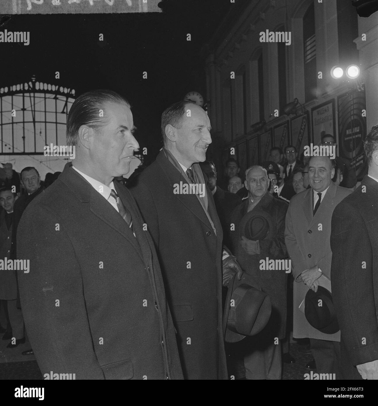 Le chancelier Ludwig Erhard aux pays-Bas, et le ministre des Affaires étrangères Schroder, le ministre LUNs, ont recueilli le Dr Schroder, le 2 mars 1964, les chanceliers, les pays-Bas, agence de presse du xxe siècle photo, nouvelles à retenir, documentaire, photographie historique 1945-1990, histoires visuelles, L'histoire humaine du XXe siècle, immortaliser des moments dans le temps Banque D'Images