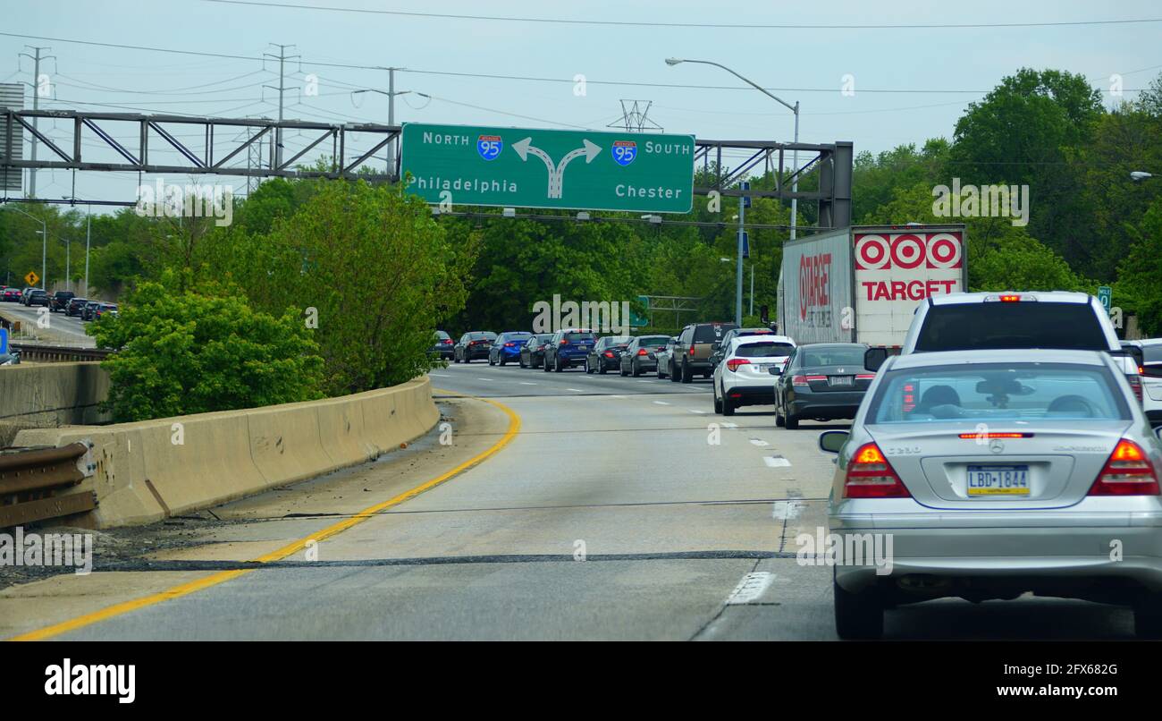 Media, Pennsylvania, U.S.A - 17 mai 2021 - circulation intense sur l'Interstate 476 South avec l'I-95 en direction de Philadelphie et Chester Banque D'Images