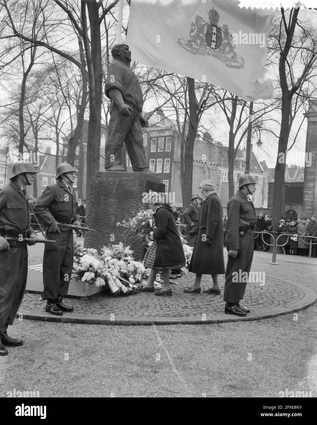 Commémoration de la grève de février à Amsterdam, les étudiants de la public Industrial School Lay couronnes, 25 février 1960, commémoration, cérémonies, étudiants, Pays-Bas, Agence de presse du XXe siècle photo, nouvelles à retenir, documentaire, photographie historique 1945-1990, histoires visuelles, L'histoire humaine du XXe siècle, immortaliser des moments dans le temps Banque D'Images