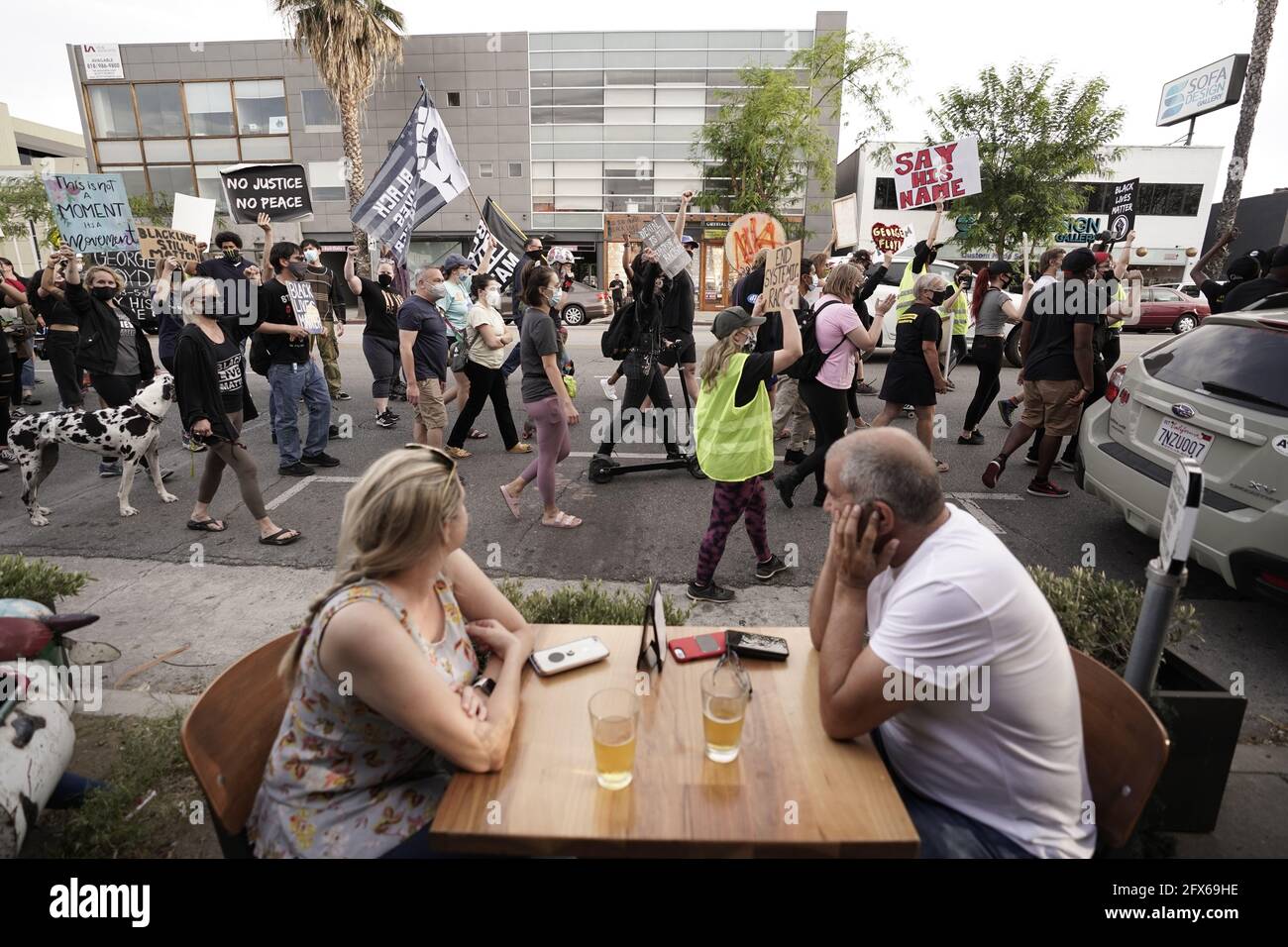 Los Angeles, Californie, États-Unis. 25 mai 2021. Les manifestants se réunissent à Los Angeles, en Californie, le 25 mai 2021 pour commémorer le premier anniversaire de l'assassinat de George Floyd par Derek Chauvin, policier de Minneapolis. Credit: Kit Karzen/Alamy Live News Banque D'Images