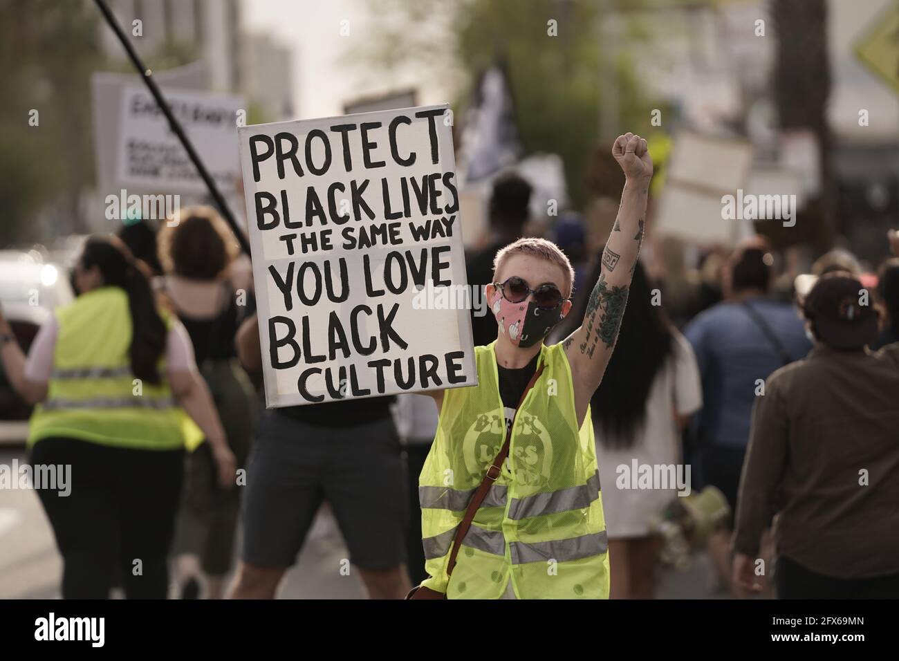 Los Angeles, Californie, États-Unis. 25 mai 2021. Les manifestants se réunissent à Los Angeles, en Californie, le 25 mai 2021 pour commémorer le premier anniversaire de l'assassinat de George Floyd par Derek Chauvin, policier de Minneapolis. Credit: Kit Karzen/Alamy Live News Banque D'Images