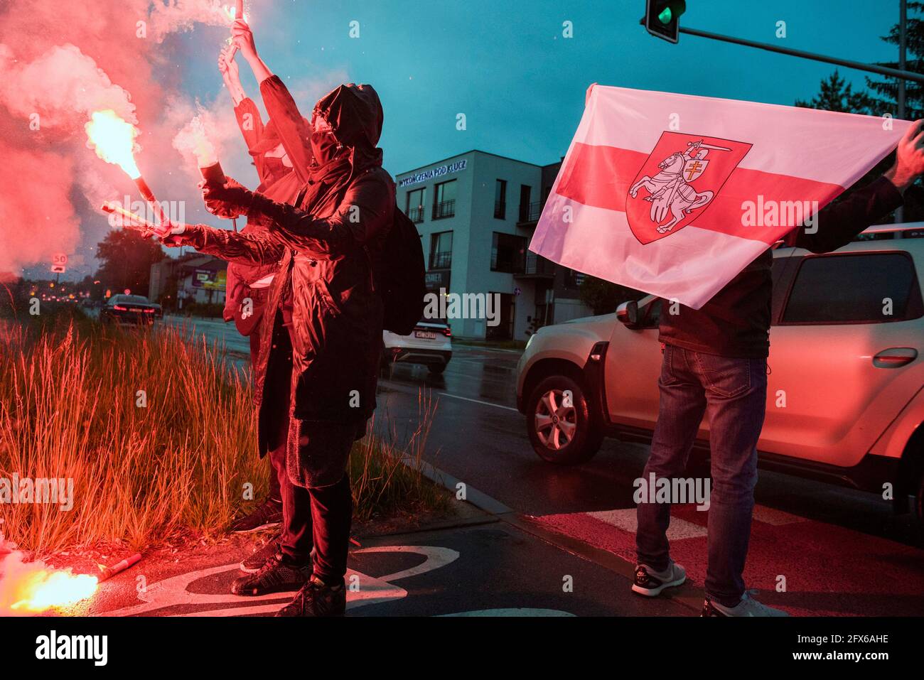 Varsovie, Pologne. 25 mai 2021. Les manifestants brûlent des fusées et brandisquent le drapeau biélorusse historique interdit pendant la manifestation.des résidents biélorusses en Pologne se sont rassemblés devant l'ambassade du Bélarus pour protester contre l'arrestation de Roman Protesevich, journaliste dissident et contre les répressions sur les militants d'Aleksander Loukachenko. (Photo par Attila Husejnow/SOPA Images/Sipa USA) crédit: SIPA USA/Alay Live News Banque D'Images