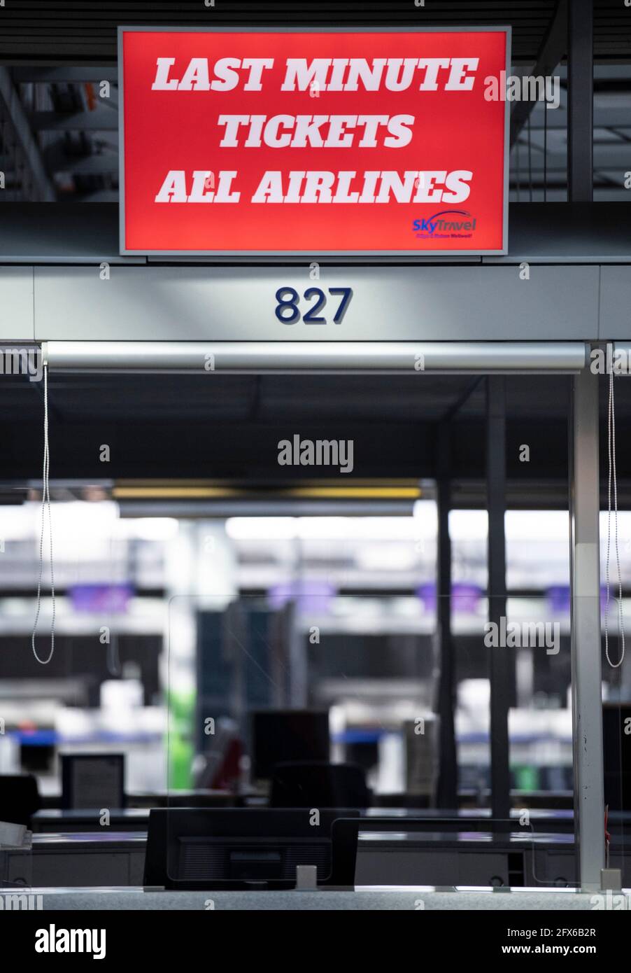 19 mai 2021, Hessen, Francfort-sur-le-main : le guichet des billets est encore inoccupé dans le terminal 2 fermé de l'aéroport. Le nombre de passagers ayant considérablement diminué à la suite de la pandémie mondiale de Corona, le terminal 2 a été fermé en avril 2020. La réouverture est prévue pour le 1er juin. (Vers le rapport dpa 'le terminal 2 s'éveille à la nouvelle vie' de 26.05.2021) photo: Boris Roessler/dpa Banque D'Images