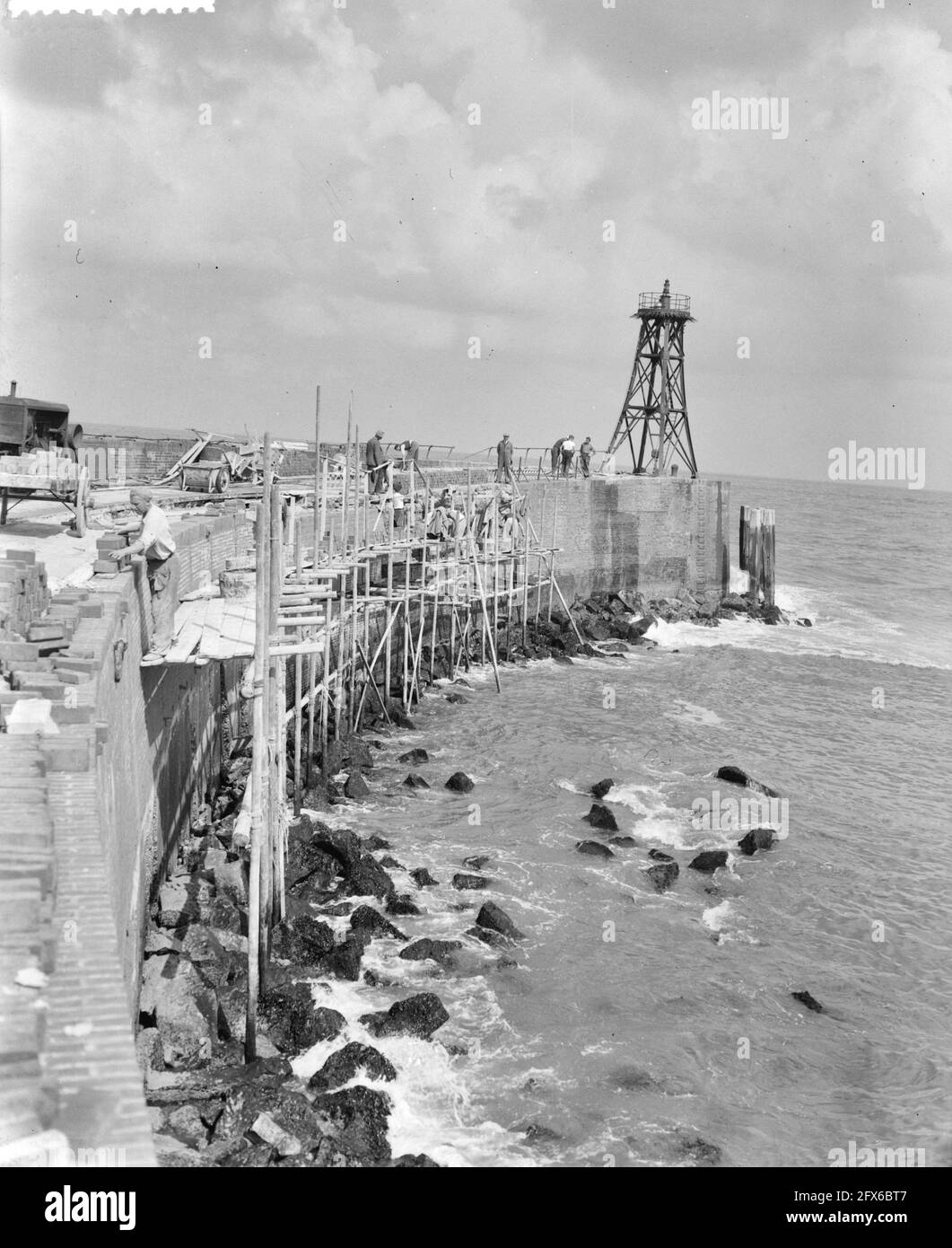 Travaux de reconstruction sur la jetée sud, Scheveningen, 27 août 1953, RÉPARATIONS, pays-Bas, agence de presse du xxe siècle photo, nouvelles à retenir, documentaire, photographie historique 1945-1990, histoires visuelles, L'histoire humaine du XXe siècle, immortaliser des moments dans le temps Banque D'Images