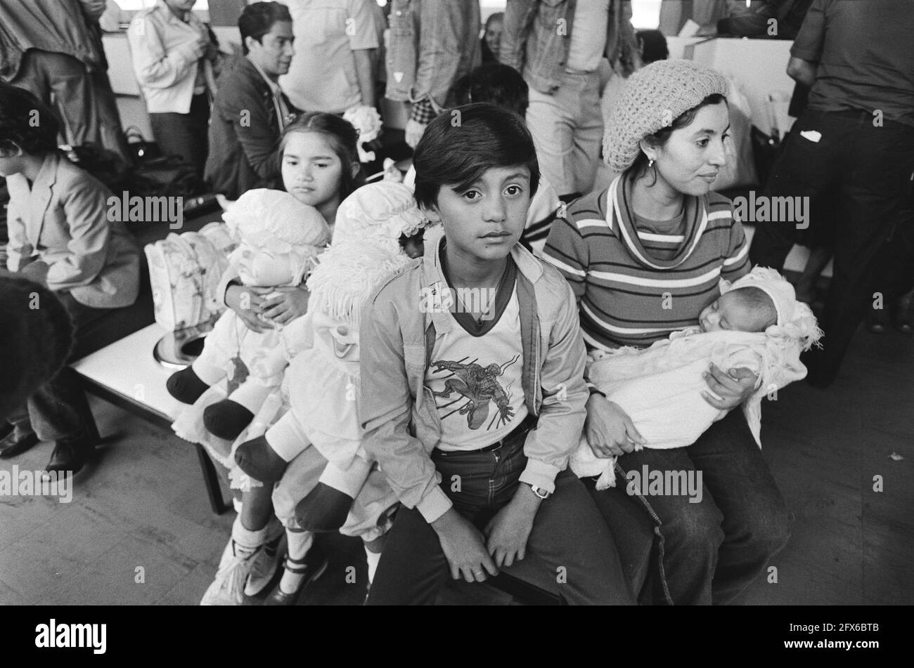 Asile politique pour neuf dirigeants syndicaux salvadoriens; arrivé à Schiphol aujourd'hui; membres de la famille après l'arrivée, le 16 octobre 1984, arrivées, dirigeants syndicaux, Pays-Bas, Agence de presse du XXe siècle photo, nouvelles à retenir, documentaire, photographie historique 1945-1990, histoires visuelles, L'histoire humaine du XXe siècle, immortaliser des moments dans le temps Banque D'Images