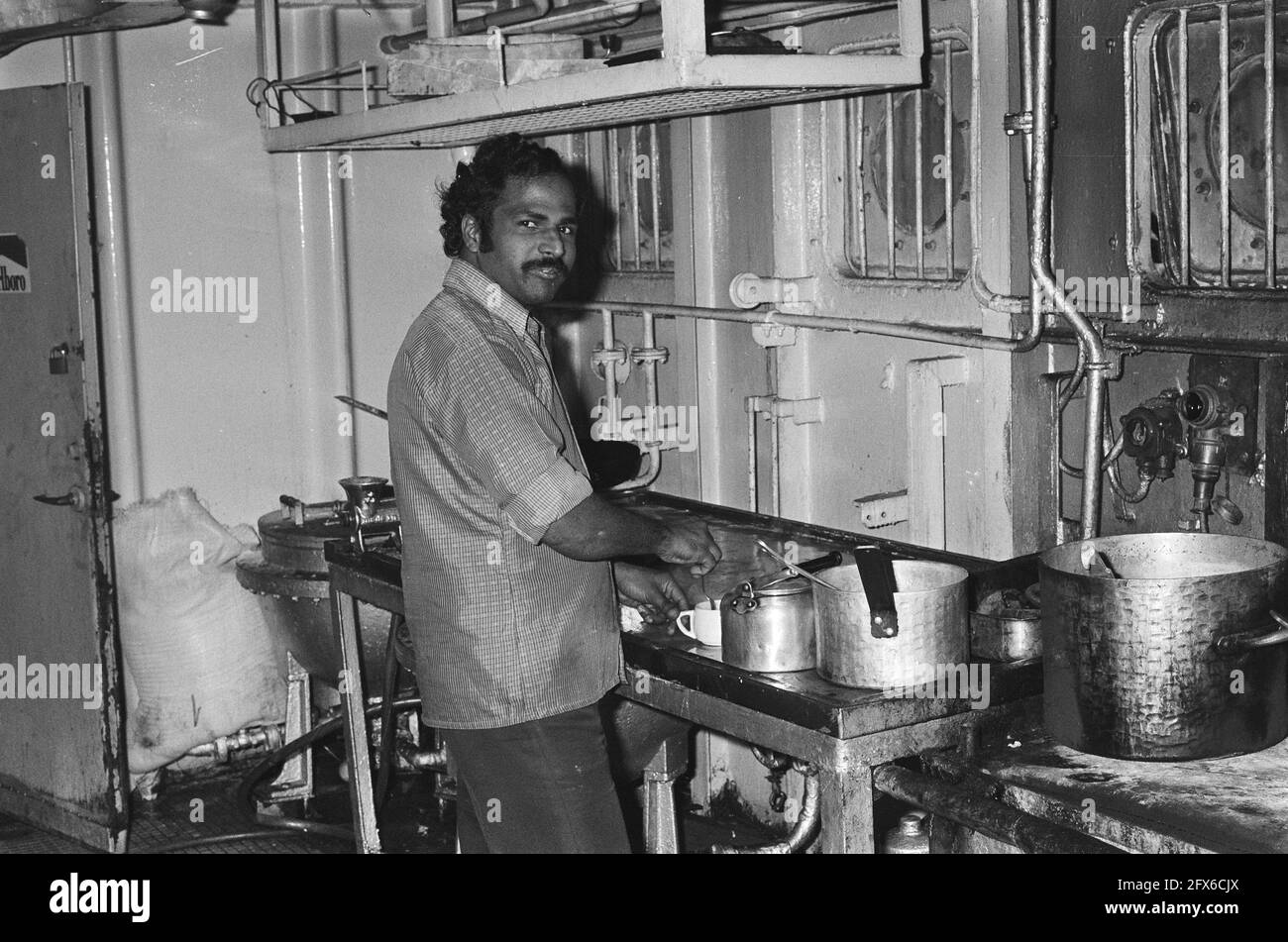 L'argent et la nourriture de l'équipage du navire grec Atheras est presque disparu; le cuisinier dans la cuisine, 16 décembre 1985, pays-Bas, agence de presse du XXe siècle photo, nouvelles à retenir, documentaire, photographie historique 1945-1990, histoires visuelles, L'histoire humaine du XXe siècle, immortaliser des moments dans le temps Banque D'Images