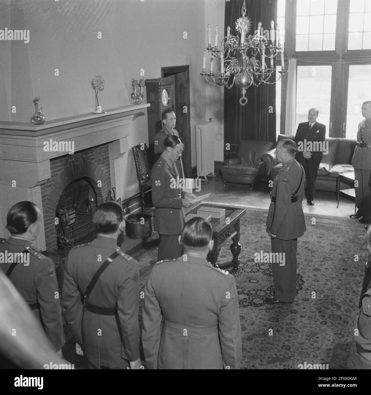 Le Prince Bernhard présente la Grande Croix dans l'ordre d'Orange-Nassau avec des épées au général canadien Crerar, le 20 juillet 1945, militaire, prix, princes, pays-Bas, agence de presse du XXe siècle photo, news to remember, documentaire, photographie historique 1945-1990, histoires visuelles, L'histoire humaine du XXe siècle, immortaliser des moments dans le temps Banque D'Images