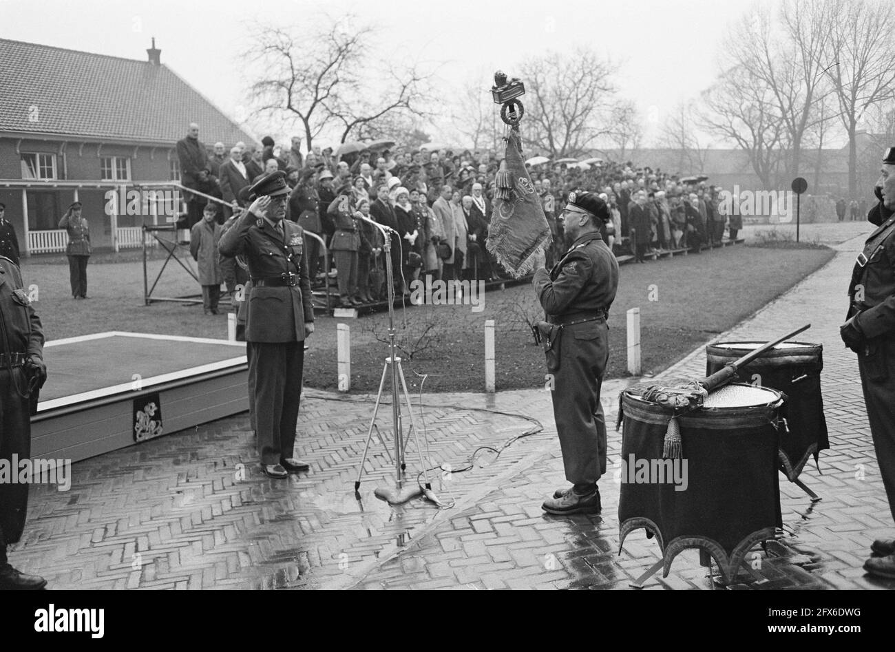 Le Prince Bernhard présente une nouvelle norme aux hussards de Boreel. Remise de la bannière, 13 décembre 1961, les forces armées, les unités de l'armée, Militaire, bannières, pays-Bas, agence de presse du XXe siècle photo, news to remember, documentaire, photographie historique 1945-1990, histoires visuelles, L'histoire humaine du XXe siècle, immortaliser des moments dans le temps Banque D'Images