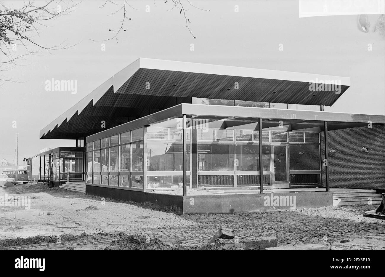 La nouvelle gare NS à Emmen, 14 décembre 1965, architecture, nouveau bâtiment, Stations, pays-Bas, Agence de presse du XXe siècle photo, news to remember, documentaire, photographie historique 1945-1990, histoires visuelles, L'histoire humaine du XXe siècle, immortaliser des moments dans le temps Banque D'Images