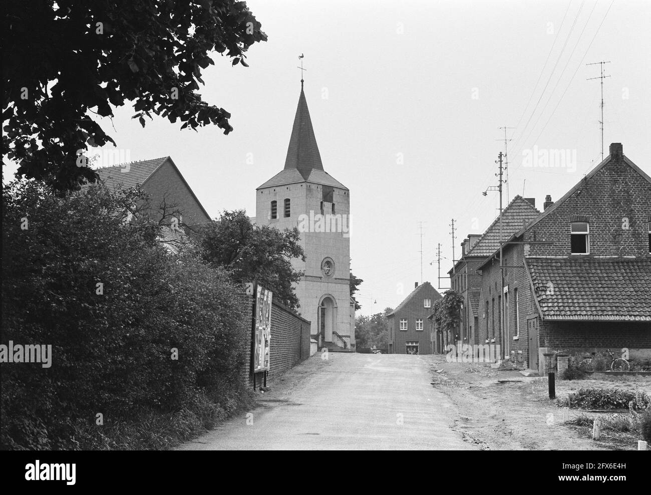 Le village de Tudderen 34-35 nouvelle frontière. Village Street (rue principale), 4 juillet 1963, pays-Bas, agence de presse du XXe siècle photo, news to Remember, documentaire, photographie historique 1945-1990, histoires visuelles, L'histoire humaine du XXe siècle, immortaliser des moments dans le temps Banque D'Images