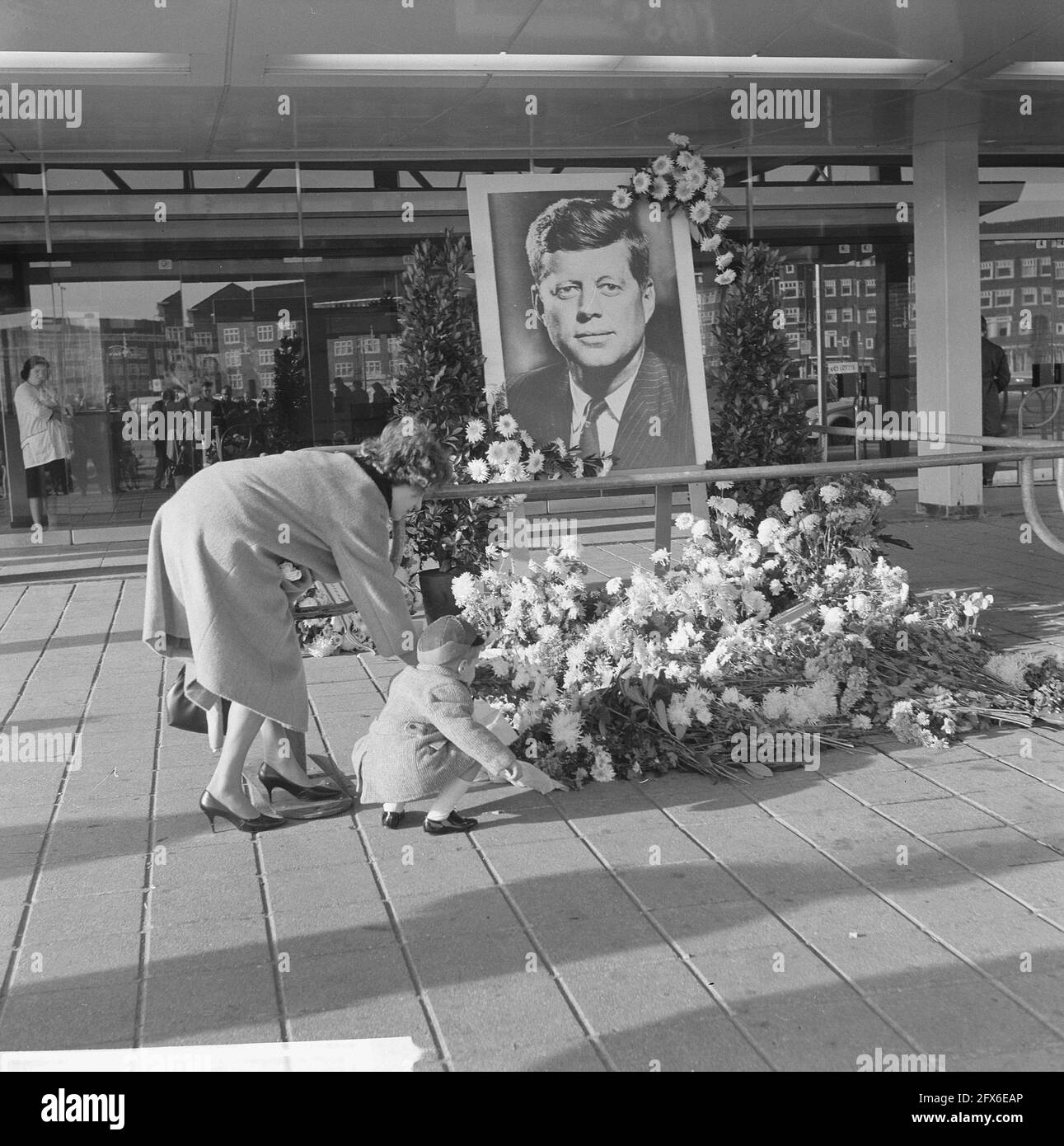 Le demi-mât rouge-blanc-bleu dans notre pays avec la mort du Président Kennedy . Commémoration du président Kennedy. En face de l'entrée RAI exposition américaine de la nourriture fleurs, 23 novembre 1963, FLEURS, commémorations, Entrées, pays-Bas, Agence de presse du XXe siècle photo, news to remember, documentaire, photographie historique 1945-1990, histoires visuelles, L'histoire humaine du XXe siècle, immortaliser des moments dans le temps Banque D'Images