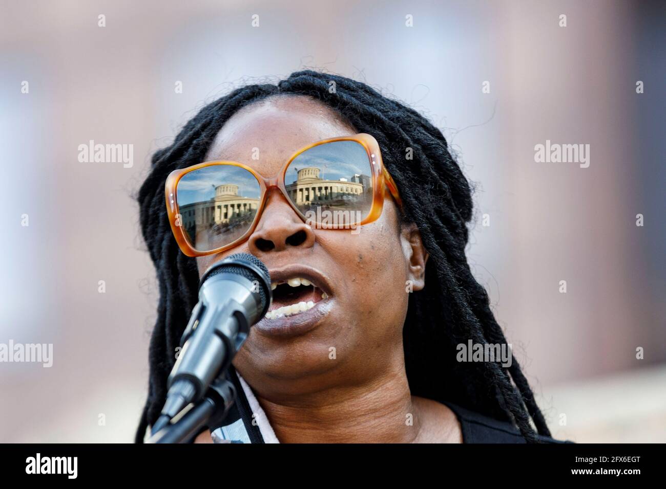 Jamita Malone, la mère de Julius Tate, victime de brutalités policières, parle de corruption au sein du système judiciaire. Les défenseurs de Black Lives Matter ont organisé une Vigile pour les victimes de la brutalité policière devant le Statehouse de l'Ohio en commémoration de l'anniversaire de la mort de George Floyd aux mains de la police de Minneapolis il y a un an. Cynthia Brown, fondatrice de l'Ohio Heartbeat Movement, MC'ed The Vigil, et la plupart des orateurs à la vigile étaient des personnes familiales ou proches d'individus qui étaient morts à cause de brutalités policières. (Photo de Stephen Zenner/SOPA Images/Sipa USA) Banque D'Images