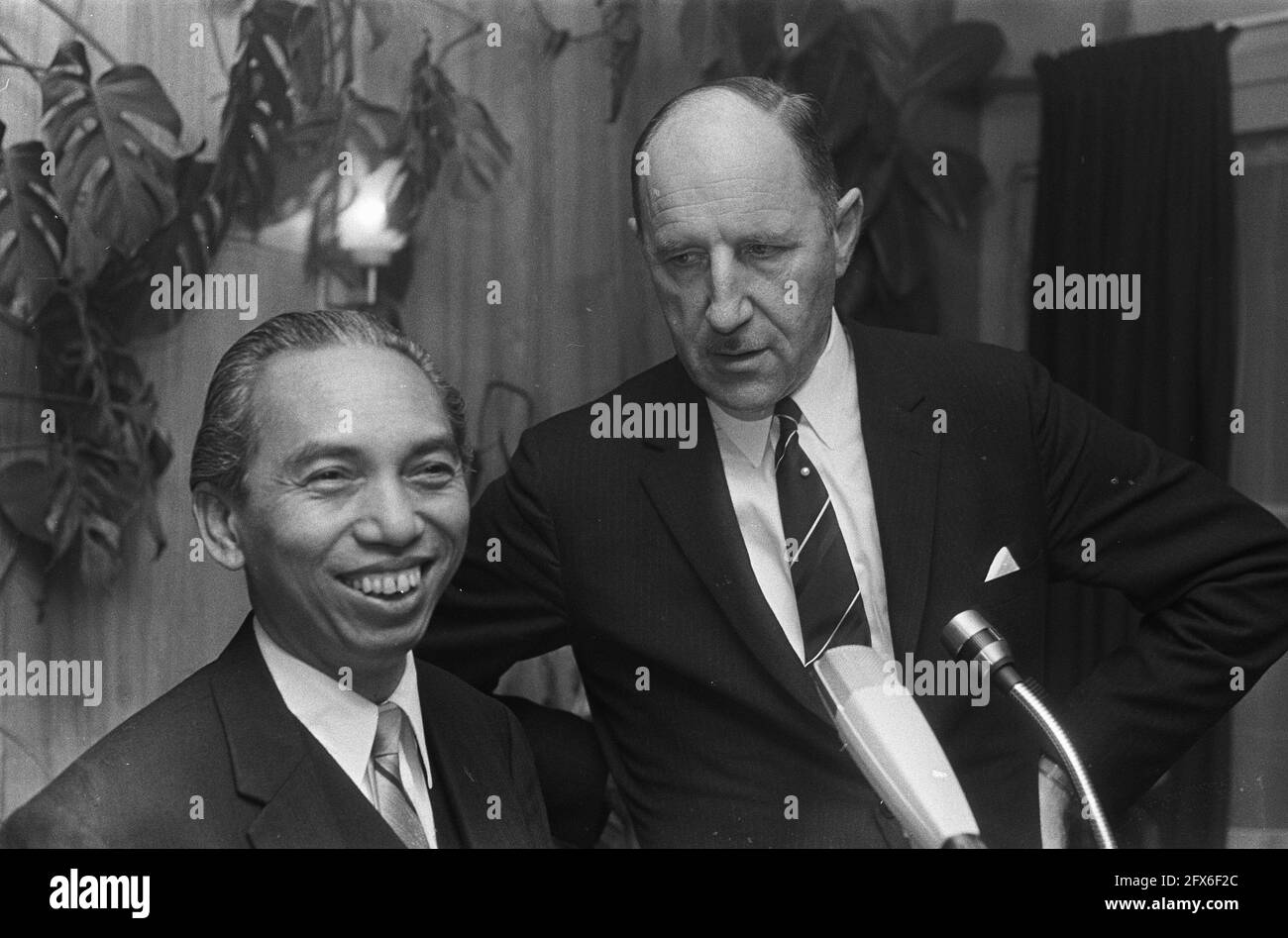 Arrivée Adam Malik, ministre des Affaires étrangères de l'Indonésie à Ypenburg, pris en charge par le ministre LUNs, le 24 octobre 1967, arrivées, ministres, Pays-Bas, Agence de presse du XXe siècle photo, nouvelles à retenir, documentaire, photographie historique 1945-1990, histoires visuelles, L'histoire humaine du XXe siècle, immortaliser des moments dans le temps Banque D'Images