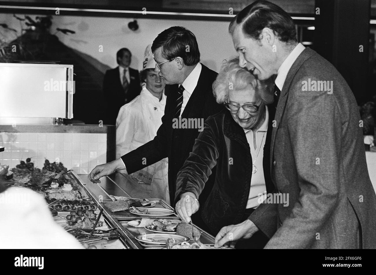HM participe à l'ouverture du complexe des bureaux du gouvernement, qui abrite les ministères de la Justice et de la BiZa; HM dans le restaurant libre-service, le 23 mai 1979, MINISTÈRES, bureaux, queens, pays-Bas, agence de presse du XXe siècle photo, news to remember, documentaire, photographie historique 1945-1990, histoires visuelles, L'histoire humaine du XXe siècle, immortaliser des moments dans le temps Banque D'Images