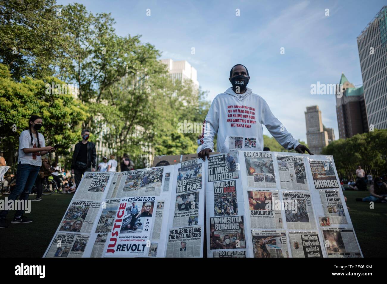 25 mai 2021 : MICHAEL THORNTON présente une affiche aux gros titres et à la coupure de la mort du vélo George Floyd est signé avec une affiche George Floyd souvenir lors du premier anniversaire de l'assassinat de George Floyd par un agent de police du Minnesota en mars et de rassemblement à Cadman Plaza à New York. J crédit : Brian Branch Price/ZUMA Wire/Alay Live News Banque D'Images