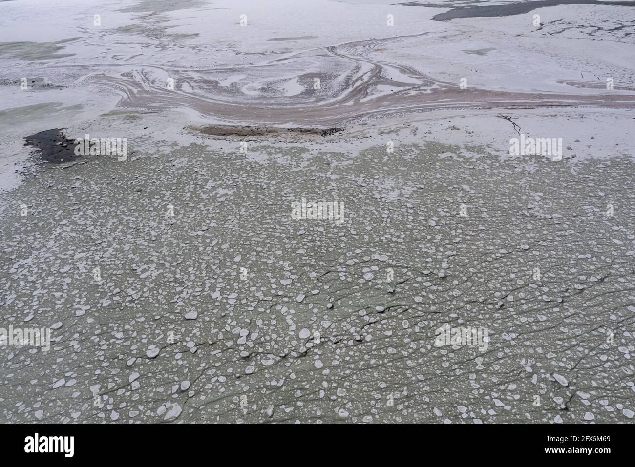 Vue d'arrière-plan texturée de l'océan arctique dans le nord du Manitoba, au Canada, avant que l'ie ne se soit complètement gelée pour l'hiver dans la baie d'Hudson. Banque D'Images