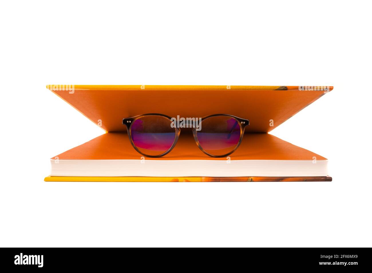 Lunettes de lecture avec livre rigide isolé sur fond blanc Banque D'Images