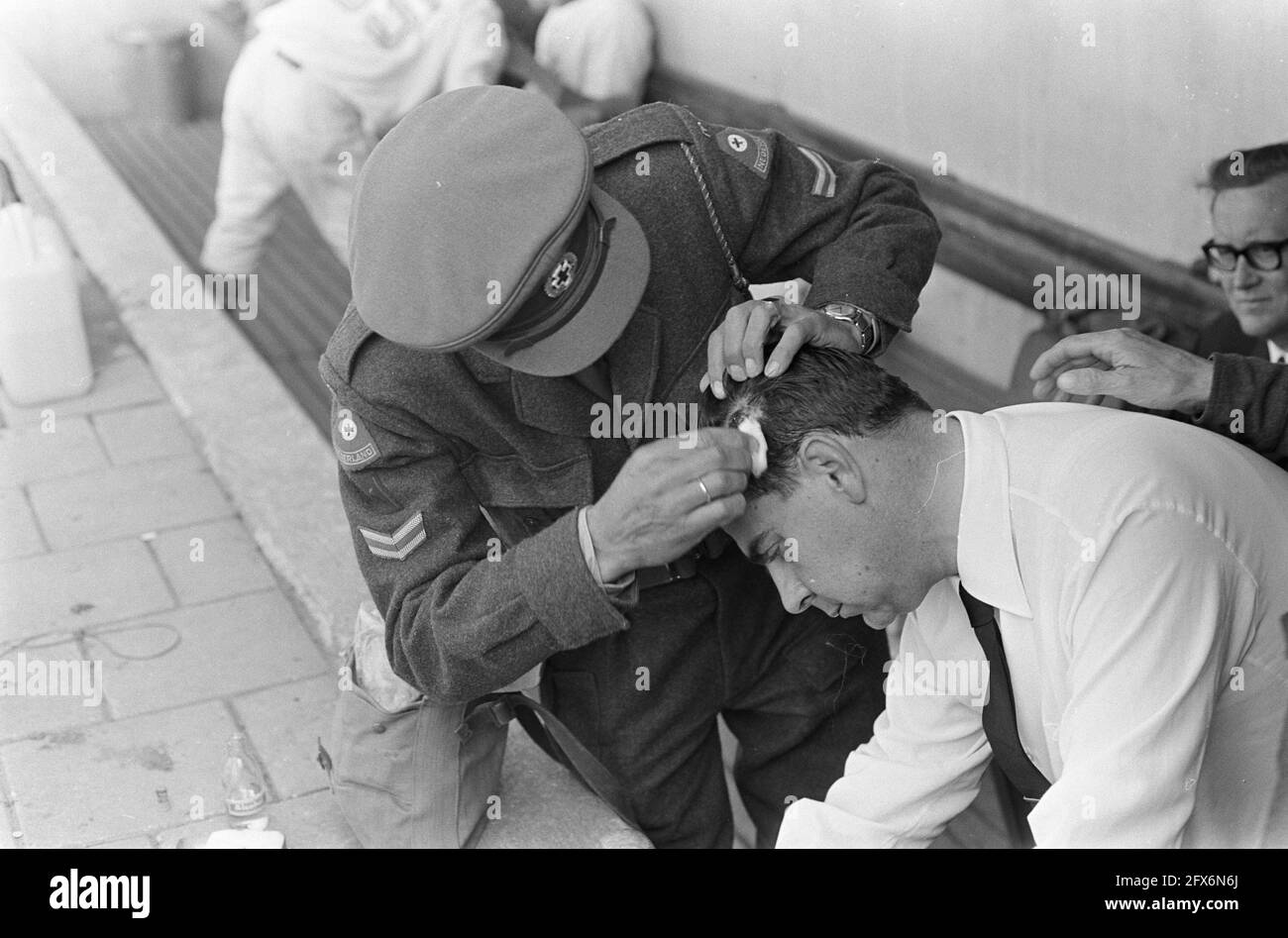 Baseball, Haarlem Nicols contre Luchtbals (Belgique), l'arbitre Medda Got bière bouteille sur la tête, est aidé ici, 30 mai 1966, HONKBAL, Umpires, pays-Bas, agence de presse du XXe siècle photo, news to remember, documentaire, photographie historique 1945-1990, histoires visuelles, L'histoire humaine du XXe siècle, immortaliser des moments dans le temps Banque D'Images