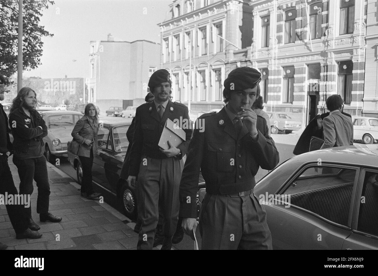 Le Tribunal militaire supérieur entend l'appel des membres VVDM la Haye, manifestants devant le tribunal, 27 octobre 1971, manifestants, tribunaux, pays-Bas, agence de presse du xxe siècle photo, nouvelles à retenir, documentaire, photographie historique 1945-1990, histoires visuelles, L'histoire humaine du XXe siècle, immortaliser des moments dans le temps Banque D'Images