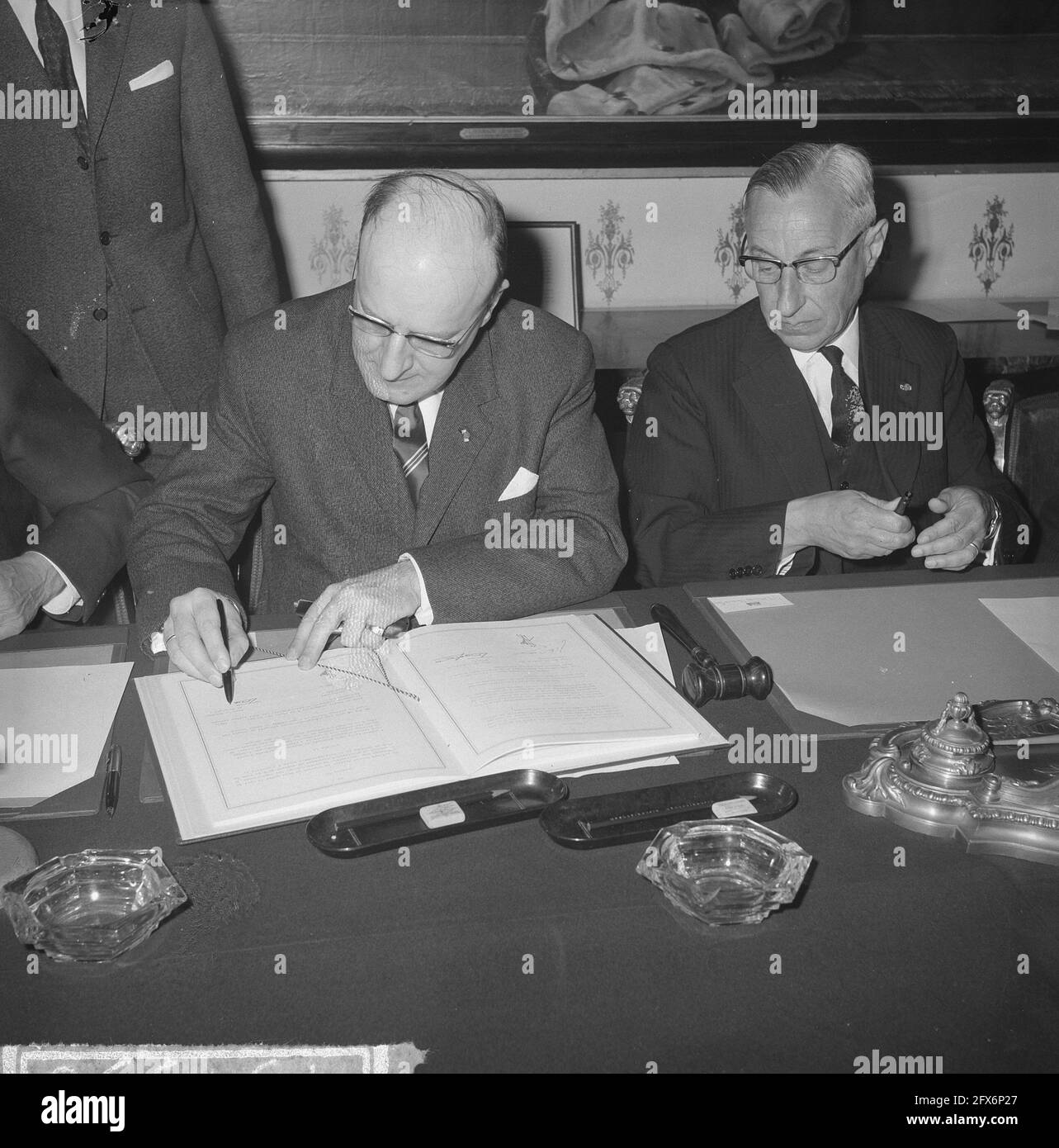 Signature de l'accord entre l'Escaut et le Rhin, le premier ministre Lefevre et le premier ministre de Quay, le 13 mai 1963, signatures, ministres, Pays-Bas, Agence de presse du XXe siècle photo, nouvelles à retenir, documentaire, photographie historique 1945-1990, histoires visuelles, L'histoire humaine du XXe siècle, immortaliser des moments dans le temps Banque D'Images