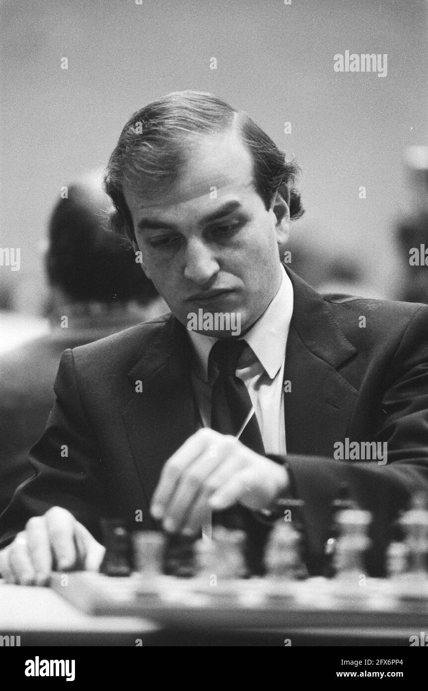 Tournoi d'échecs Blast Furnace, 1er tour ; Alexander Beliavsky, 13 janvier 1984, chess, pays-Bas, Agence de presse du XXe siècle photo, news to Remember, documentaire, photographie historique 1945-1990, histoires visuelles, L'histoire humaine du XXe siècle, immortaliser des moments dans le temps Banque D'Images