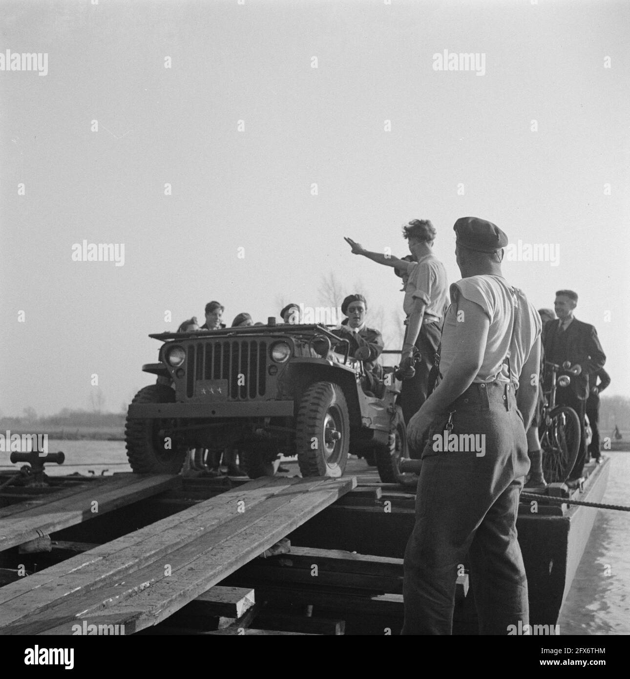 Le prince Bernhard, qui a presque toujours conduit sa propre jeep, laisse un ponton qui a servi de ferry, avril 1945, jeeps, militaires, princes, Pays-Bas, Agence de presse du XXe siècle photo, nouvelles à retenir, documentaire, photographie historique 1945-1990, histoires visuelles, L'histoire humaine du XXe siècle, immortaliser des moments dans le temps Banque D'Images