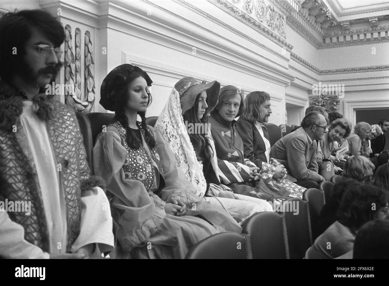 Studio des acteurs manifestation contre le retrait proposé de subvention la Haye, en costume de scène sur stand Lower House, 11 novembre 1971, ACTEURS, manifestations, Acteurs, stands, pays-Bas, agence de presse du XXe siècle photo, news to remember, documentaire, photographie historique 1945-1990, histoires visuelles, L'histoire humaine du XXe siècle, immortaliser des moments dans le temps Banque D'Images