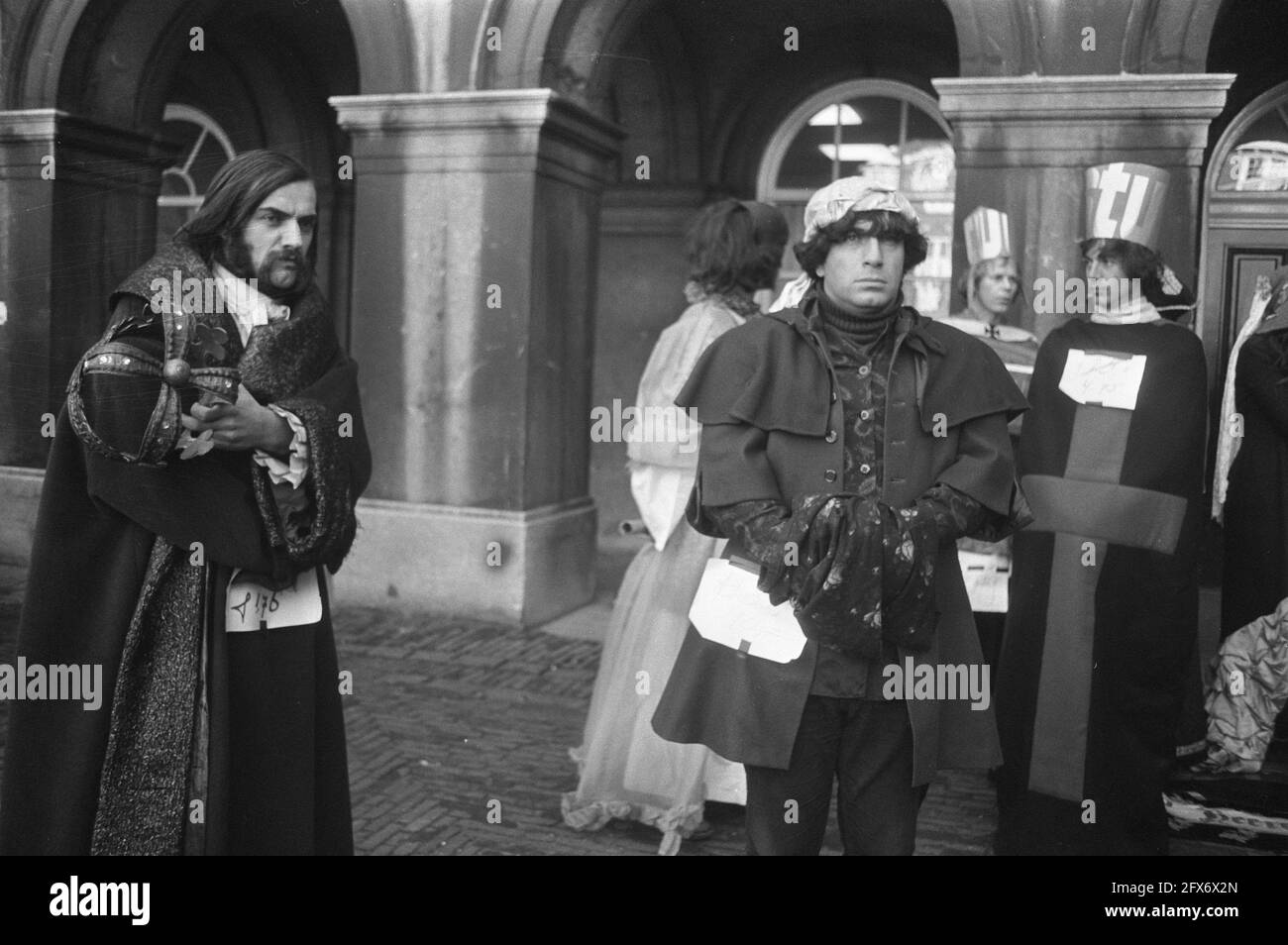 Studio des acteurs manifestation contre le retrait proposé de subvention la Haye, acteurs en costume de scène à Binnenhof, 11 novembre 1971, ACROBATES, manifestations, Acteurs de scène, pays-Bas, agence de presse du XXe siècle photo, news to remember, documentaire, photographie historique 1945-1990, histoires visuelles, L'histoire humaine du XXe siècle, immortaliser des moments dans le temps Banque D'Images