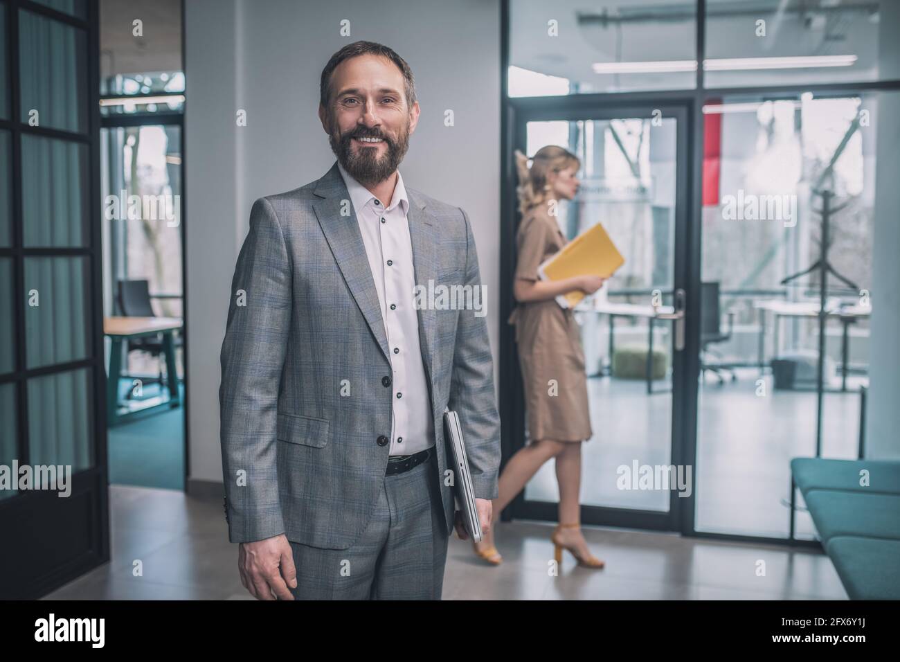 Homme marche couloir profil Banque de photographies et d’images à haute ...