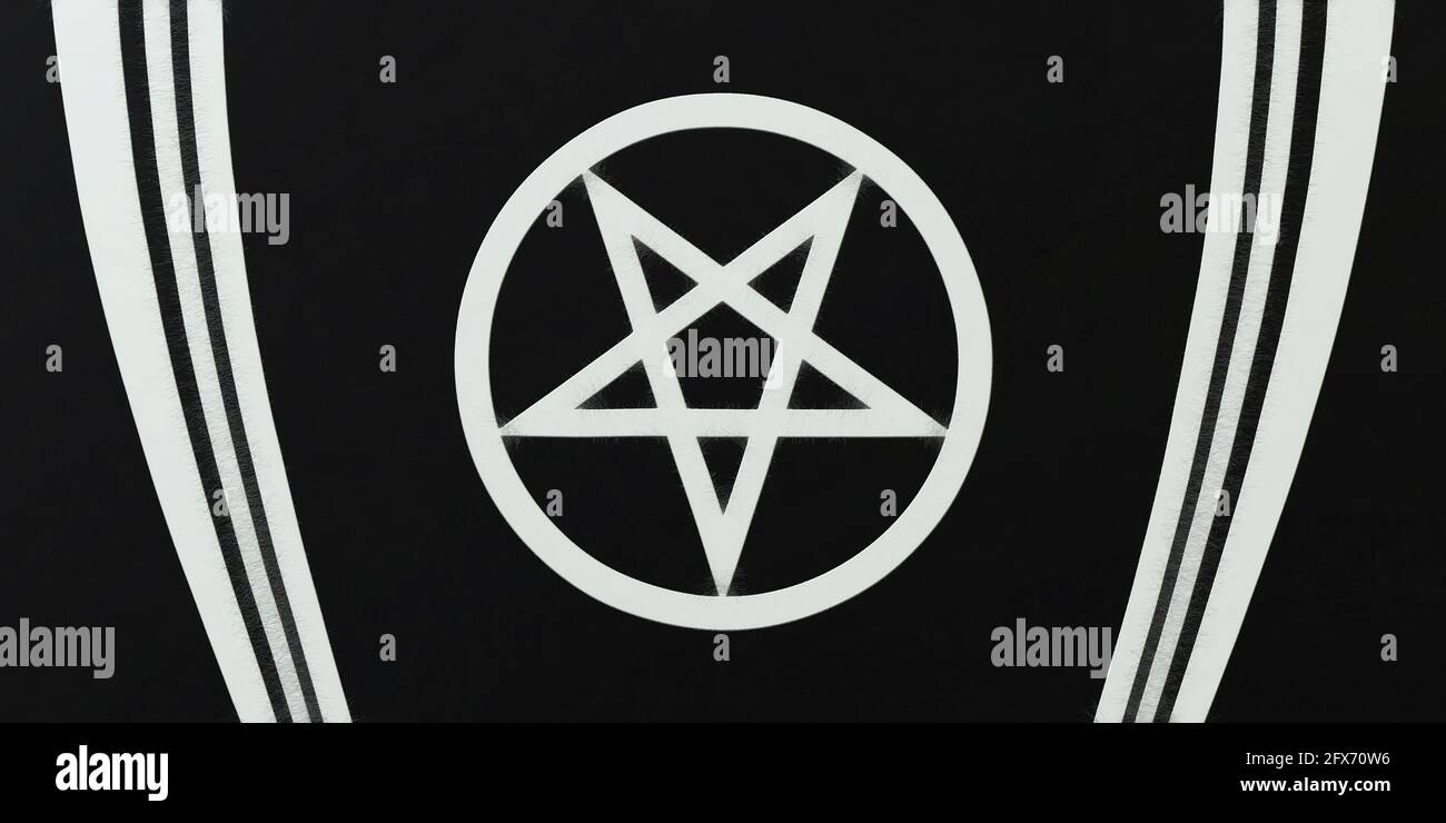 Pentagramme et lignes sur fond noir. Symbole magique. Arrière-plan monochrome Banque D'Images
