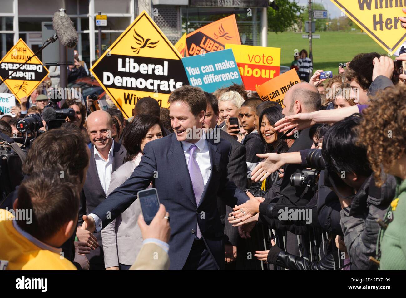 Nick Clegg, chef des libéraux démocrates, fait campagne aux élections générales de 2010 lors d'un rassemblement public. Montpelier Vale, Blackheath, Londres, Royaume-Uni. 3 mai 2010 Banque D'Images