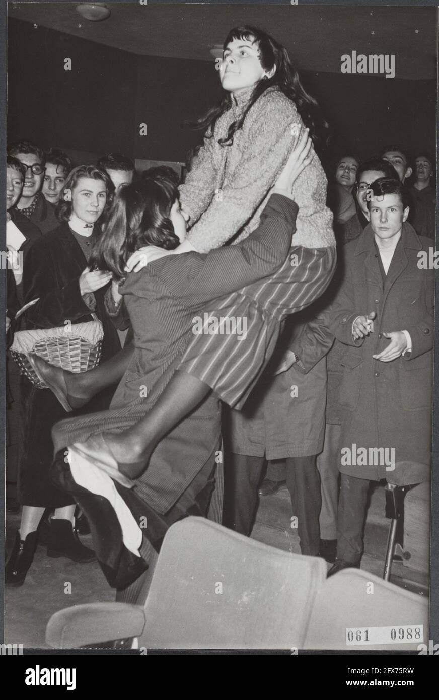 À Amsterdam, à partir de vendredi, les disques du roi Elvis Presley, rock américain, seront joués dans trois cinémas pendant la pause déjeuner, comme une publicité pour le film Love Me Tender qui sera sorti la semaine suivante. Au premier père, un grand nombre de jeunes enthousiastes étaient présents qui, à cause de la musique en mouvement, ne restaient pas longtemps dans leurs sièges et ont commencé à danser Rock and Roll entre les rangs., 7 décembre 1956, cinémas, danse, Jeunesse, musique, pays-Bas, Agence de presse du XXe siècle photo, nouvelles à retenir, documentaire, photographie historique 1945-1990 Banque D'Images