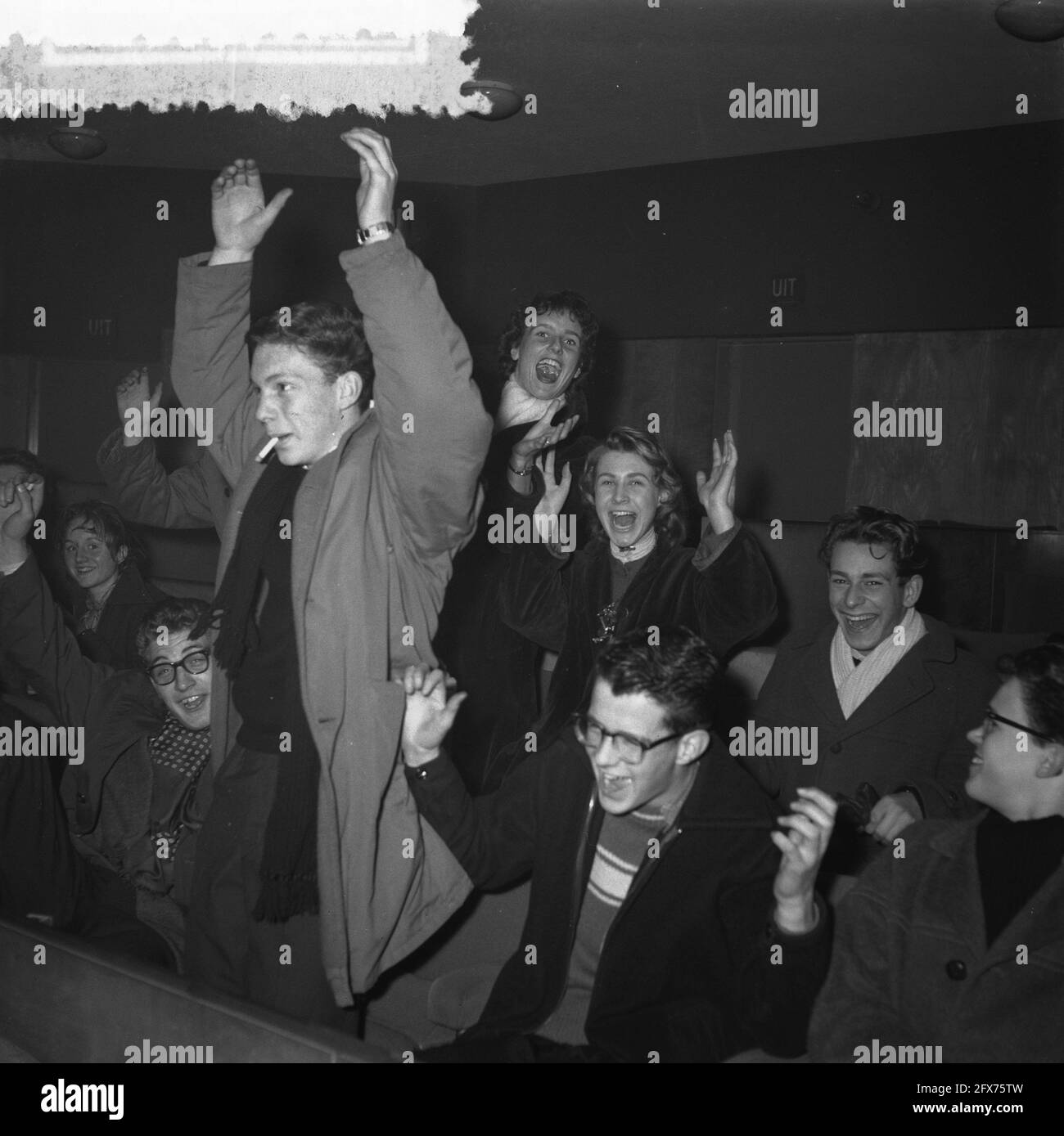 A Amsterdam, trois cinémas ont joué des disques du rock américain et lancé le roi Elvis Presley pendant la pause déjeuner de vendredi, comme une publicité pour le film Love Me Tender qui sera sorti la semaine suivante. Un grand nombre de jeunes enthousiastes étaient présents au premier père, qui n'a pas longtemps été assis à leurs sièges à cause de la musique en mouvement et a commencé à danser Rock and Roll entre les rangs., 7 décembre 1956, cinémas, danse, Jeunesse, musique, pays-Bas, Agence de presse du XXe siècle photo, nouvelles à retenir, documentaire, photographie historique 1945-1990, histoires visuelles, humain Banque D'Images