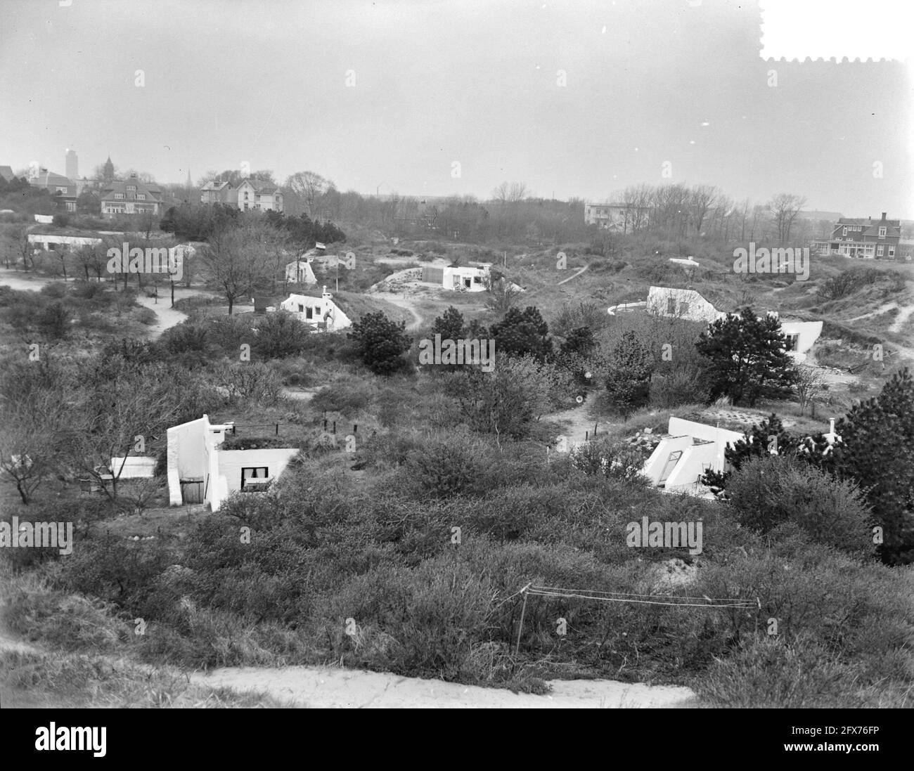 Dans les dunes de Zandvoort, les bunkers encore existants du mur de l'Atlantique sont maintenant habités en été ou en week-end., 5 mai 1955, bunkers, dunes, Bâtiments, maisons de vacances, pays-Bas, Agence de presse du XXe siècle photo, nouvelles à retenir, documentaire, photographie historique 1945-1990, histoires visuelles, L'histoire humaine du XXe siècle, immortaliser des moments dans le temps Banque D'Images